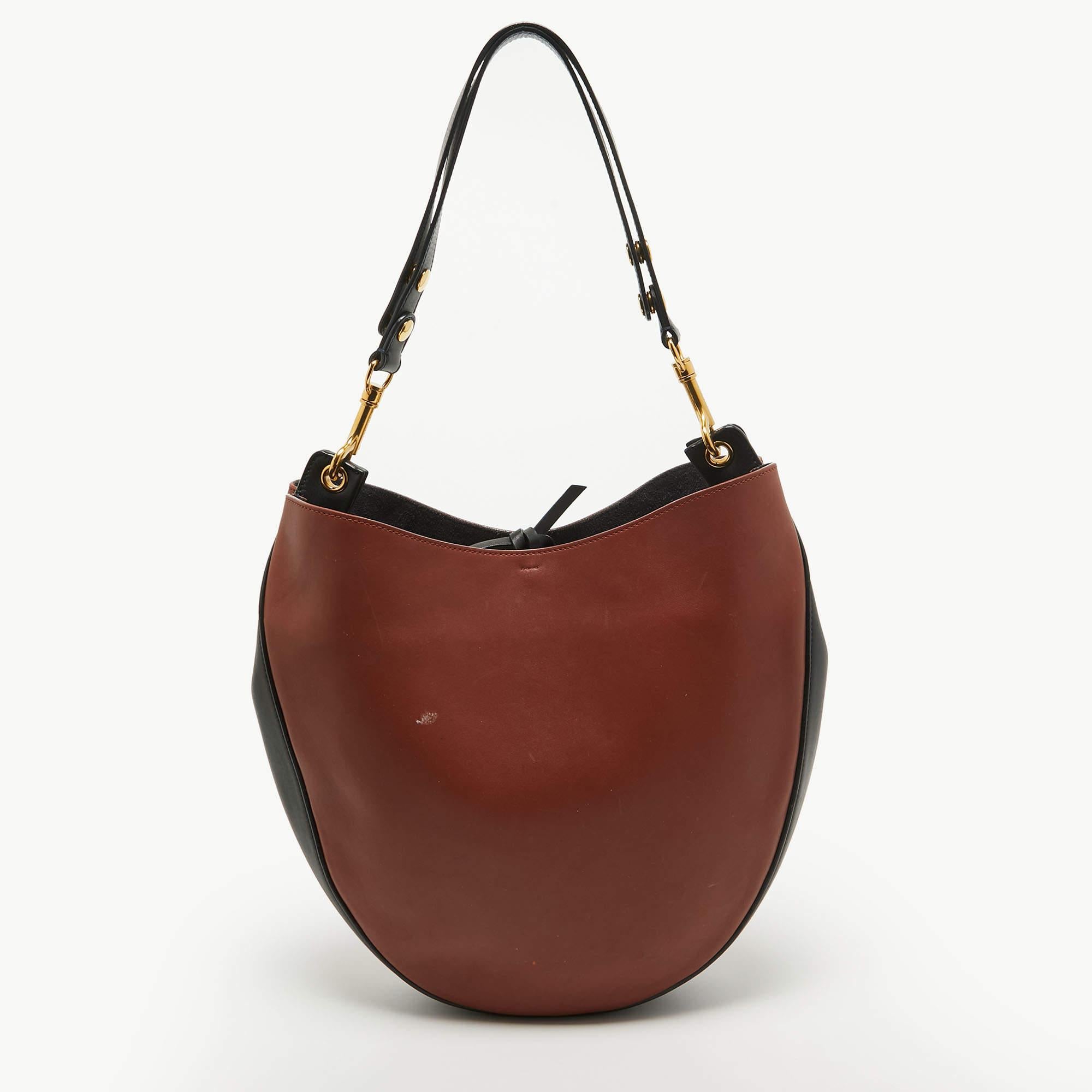 Stylish handbags never fail to make a fashionable impression. Make this designer hobo yours by pairing it with your sophisticated workwear as well as playful casual looks.

