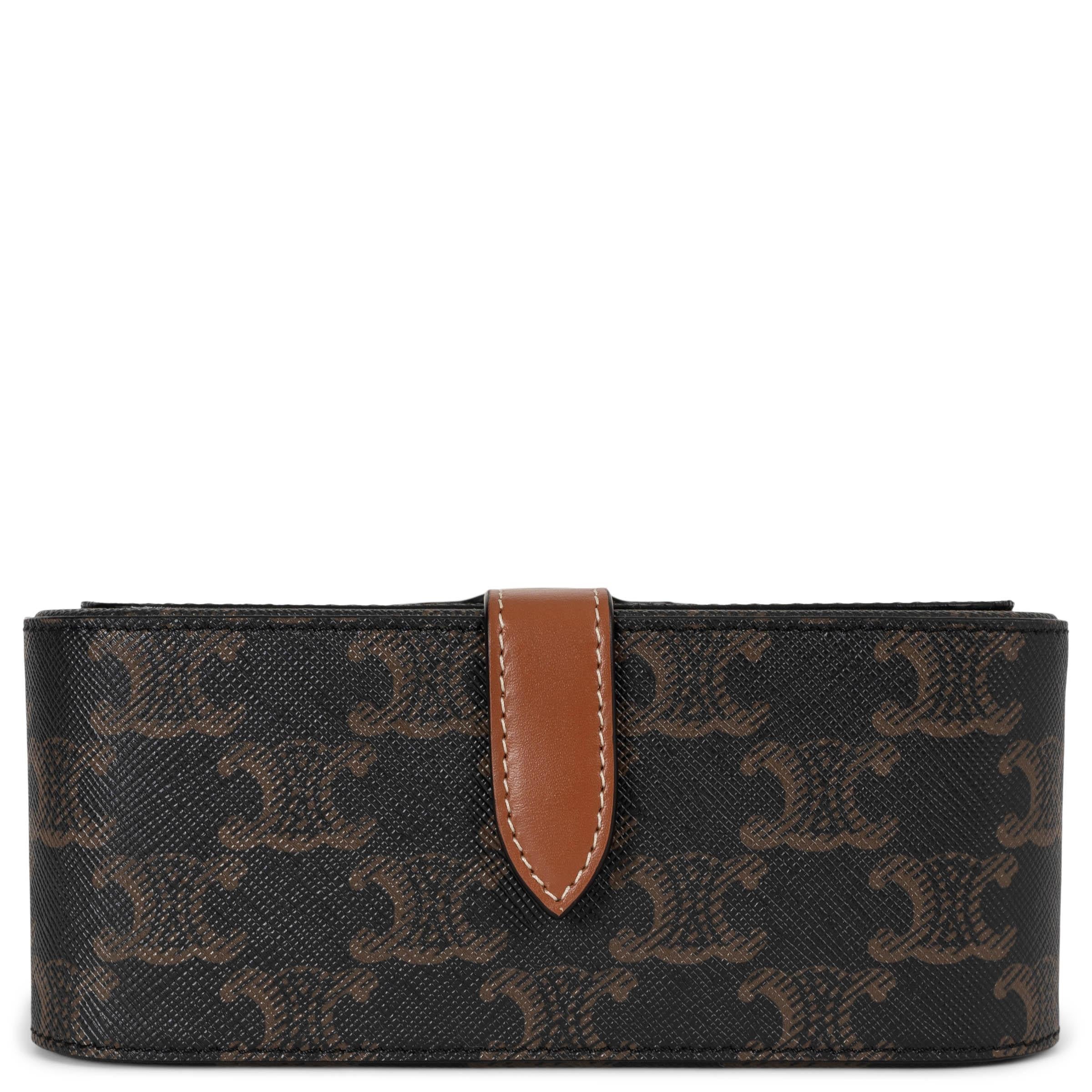 This 100% authentic Celine Large Jewels Case in Triomphe canvas with tan leather trims is a timeless travel essential for safeguarding precious accessories. Featuring a structured hard-shell design, it is elegantly detailed with a gold foil