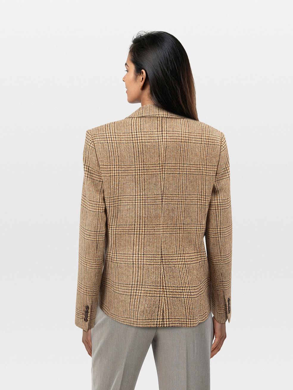CONDITION ist sehr gut. Kaum sichtbare Abnutzungserscheinungen an der Jacke sind bei diesem gebrauchten Céline Designer-Wiederverkaufsartikel zu erkennen.
 

 

 

 Einzelheiten
 

 

 Braun
 

 Tweed aus Wolle
 

 Blazer
 

 Lange Ärmel
 

