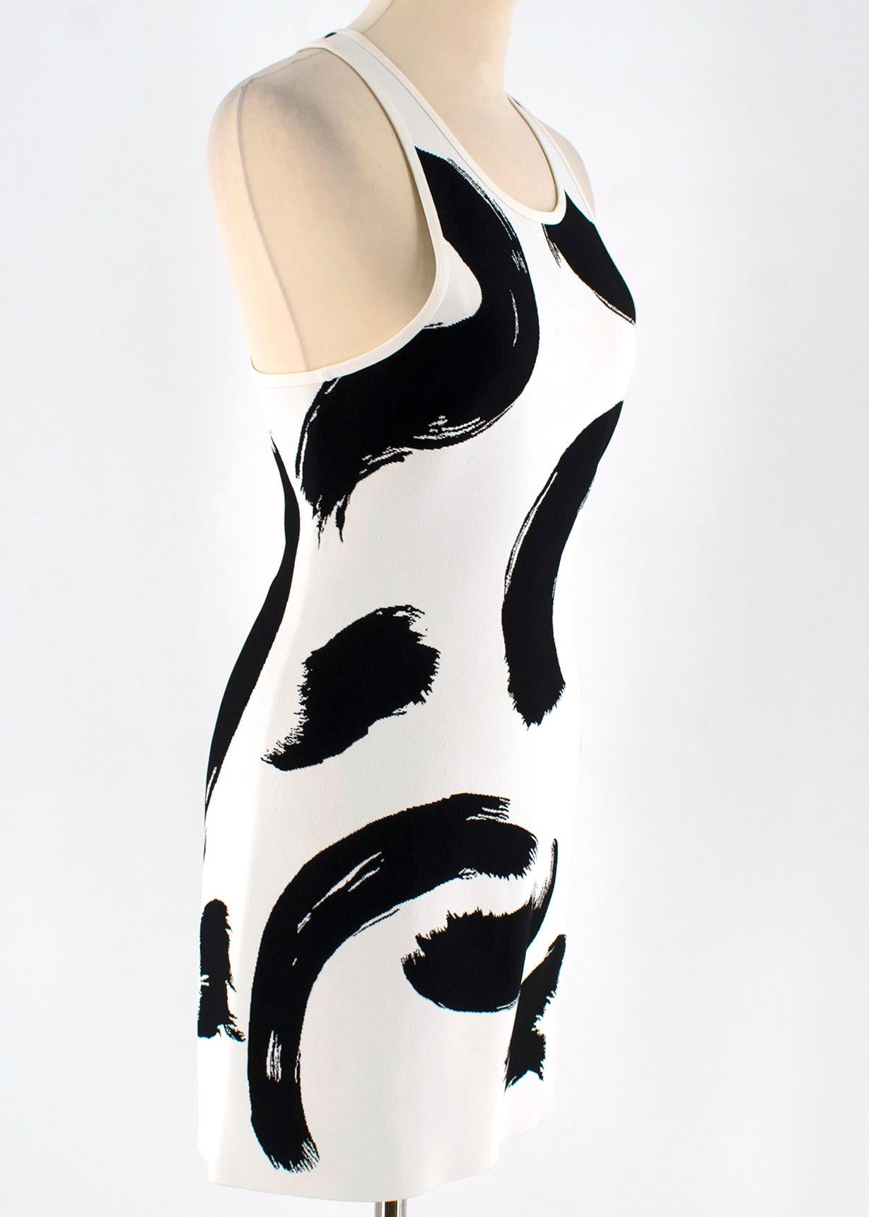 Celine Brush Stroke Jacquard Mini Dress

Cream with black Paint Jacquard print 
Racer back dress
Round neck, Sleeveless
Stretch material 
Mini dress
Slip-on dress
Heavy weight, thick material 

Please note, these items are pre-owned and may show