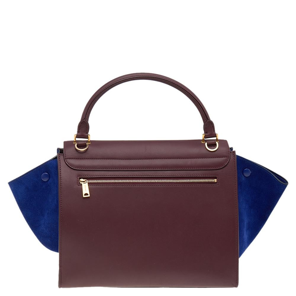 In every stride, swing, and twirl, your audience will gasp in admiration at the beautiful sight of this Celine bag. Crafted from suede and leather in Italy, the bag has a style that will catch glances from a mile. It has been designed with signature