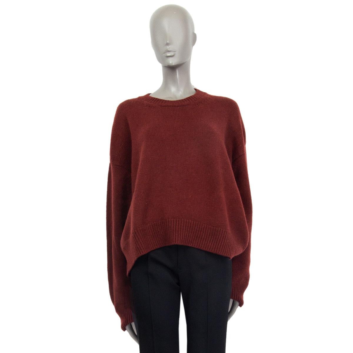 Céline long sleeve knit sweater in burgundy cashmere (88%) and polyester (12%) with a round neck. Unlined. Has been worn and is in excellent condition. 

Tag Size S
Size S
Shoulder Width 39cm (15.2in)
Bust 136cm (53in) to 140cm (54.6in)
Waist 136cm