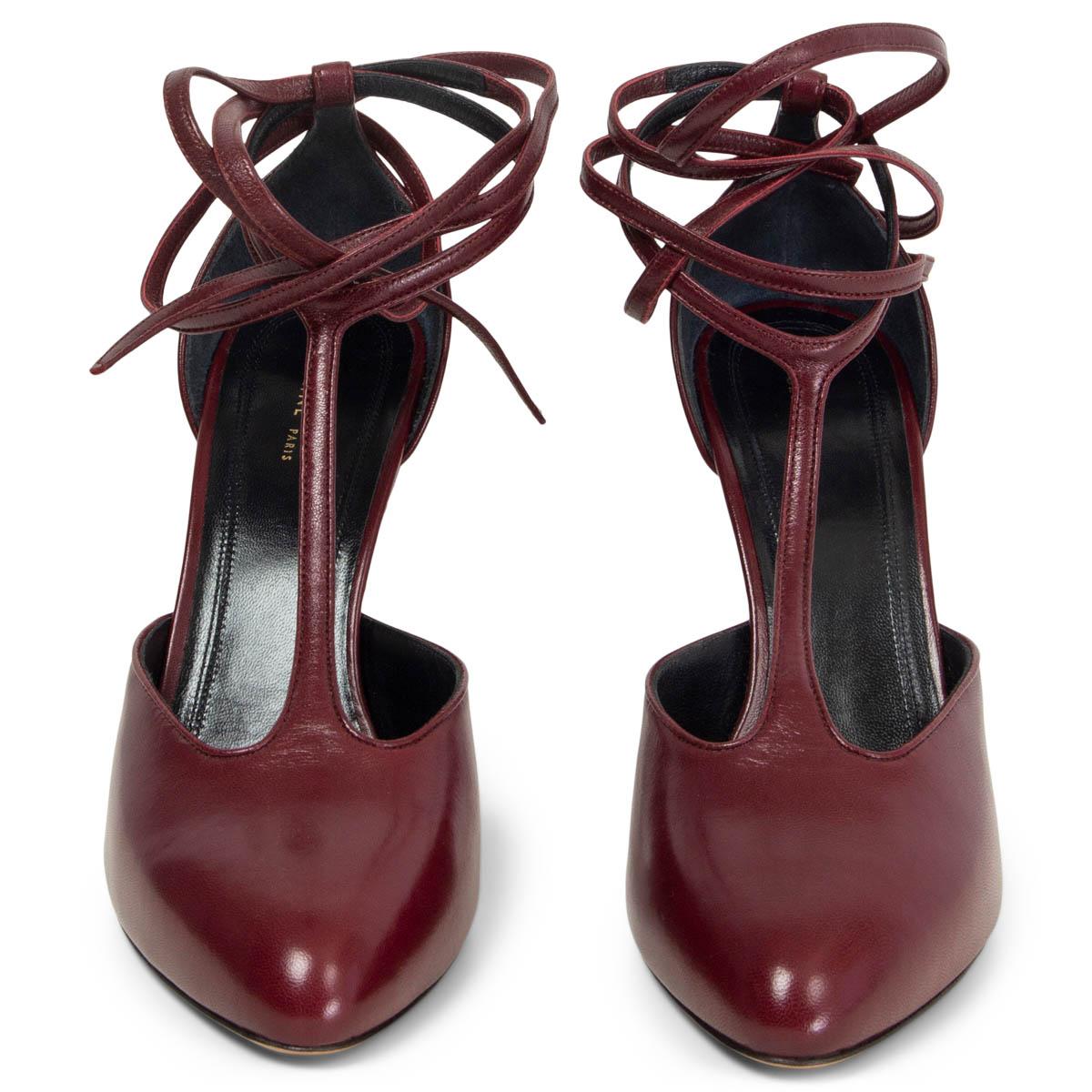 100% authentique escarpins Céline 2018 Night Out T-Strap en cuir lisse bordeaux. État neuf. 

Mesures
Taille imprimée	38
Taille des chaussures	38
Semelle intérieure	24.5cm (9.6in)
Largeur	7.5cm (2.9in)
Talon	10cm (3.9in)

Toutes nos annonces