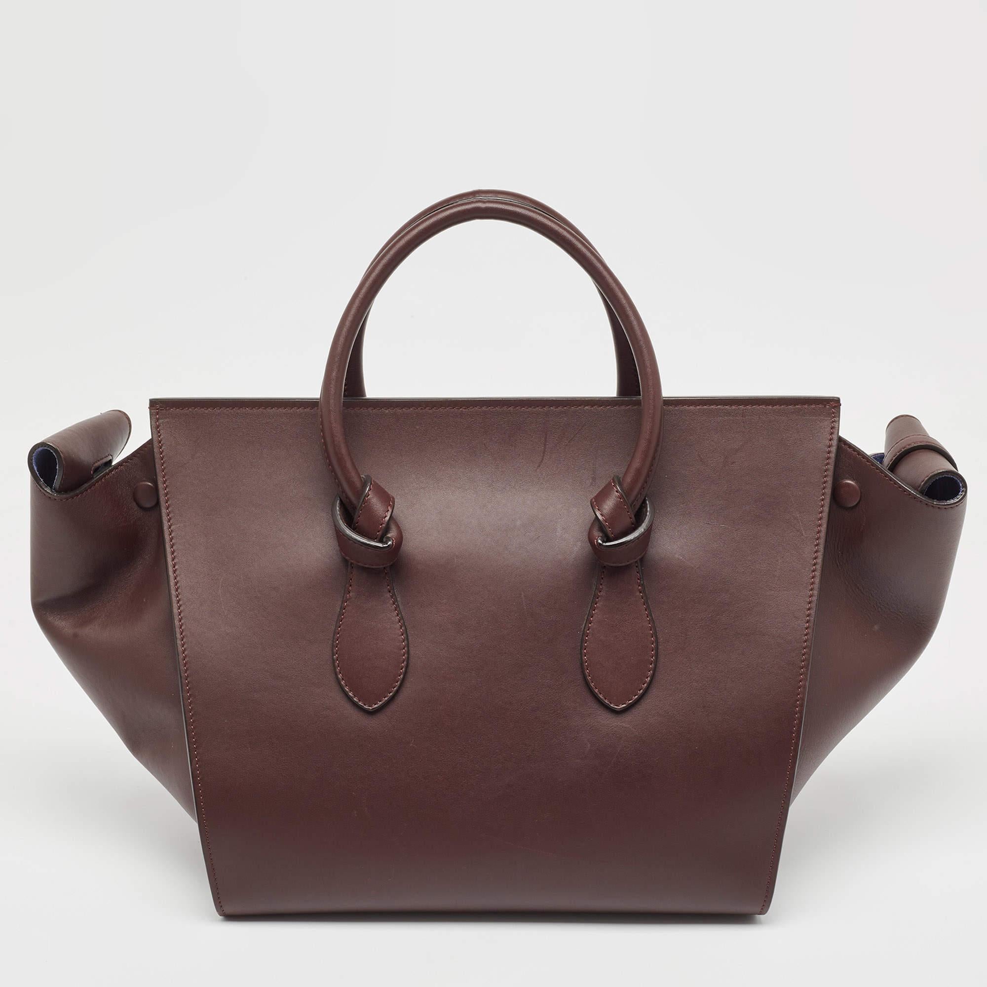 The architectural shape of this tote makes it distinct and fashionable. Made from premium materials, it can be carried around conveniently and it is equipped with a perfectly-sized interior.

