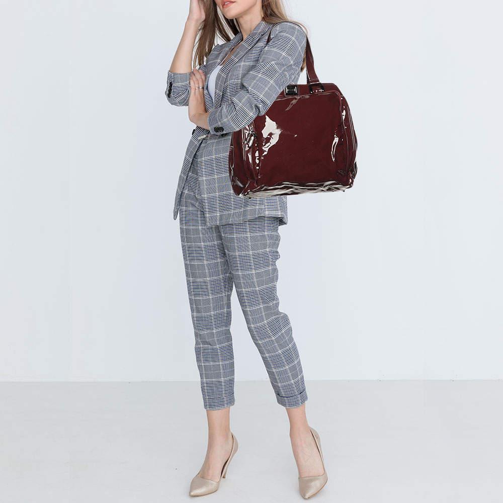 Stylish and easy to carry  this designer satchel will be a fine choice for work or after. Lined well  this pre loved bag for women can easily fit all your essentials. It can be held in your arm or hand.
