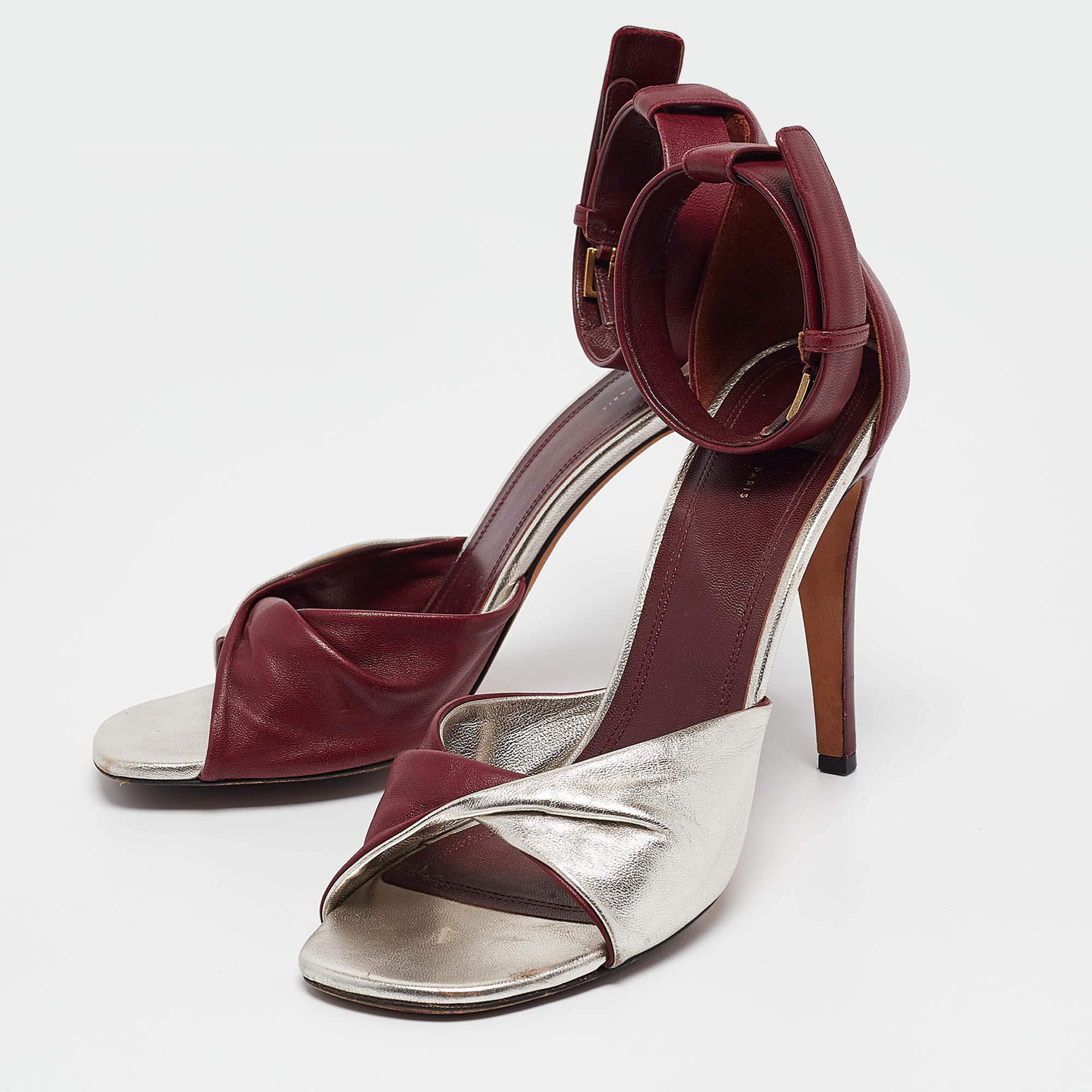 These sandals will frame your feet in an elegant manner. Crafted from quality materials they display a classy design and comfortable insoles.