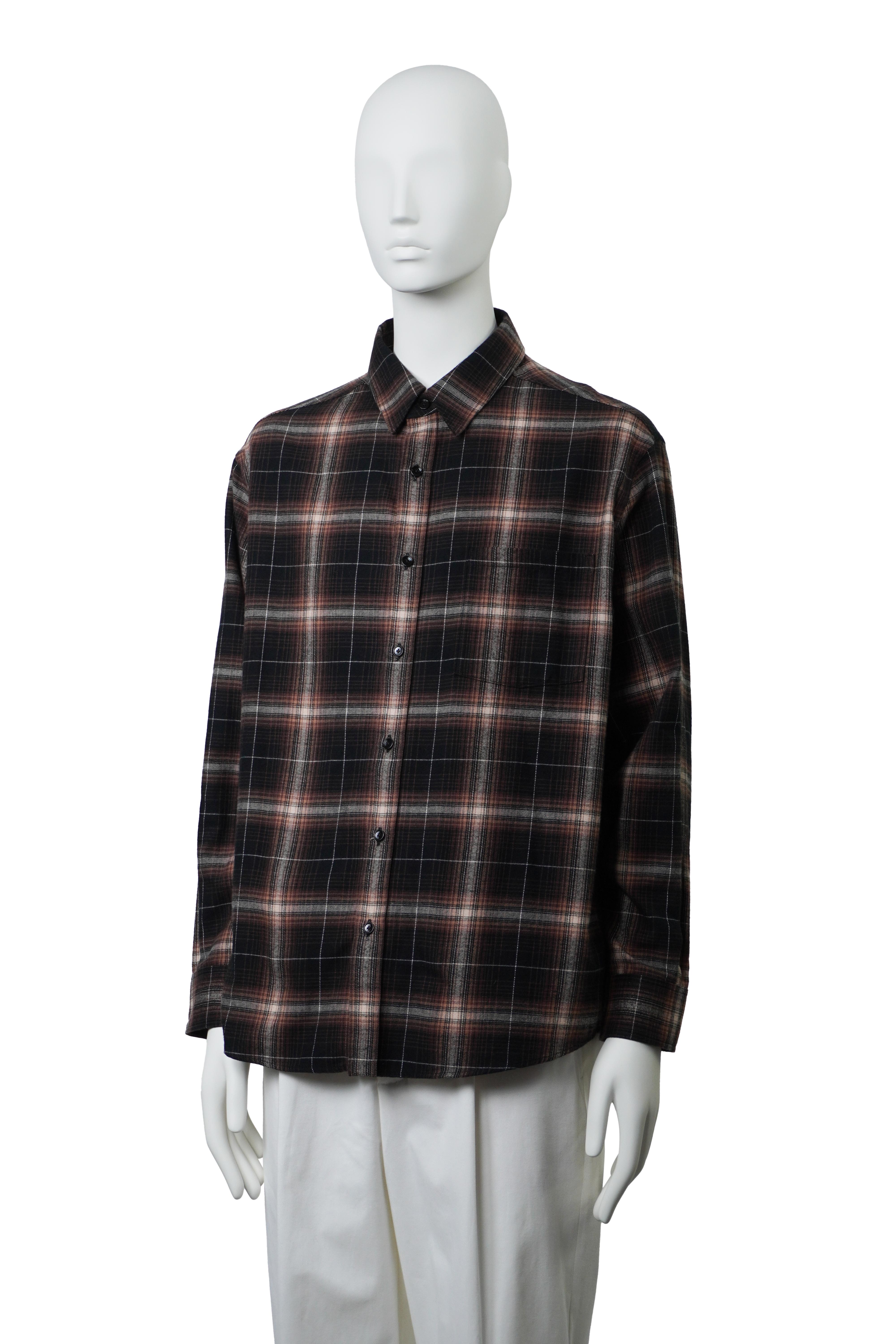 Celine by Hedi Slimane Camisa de cuadros oversize

Marca: Celine
Diseñador: Hedi Slimane
Colección: 2020
Tejido: 100% Algodón
Color: Marrón / Negro 
Tamaño: 39
Fabricado en Japón

En Celine, Hedi Slimane perfeccionó un guardarropa aerodinámico