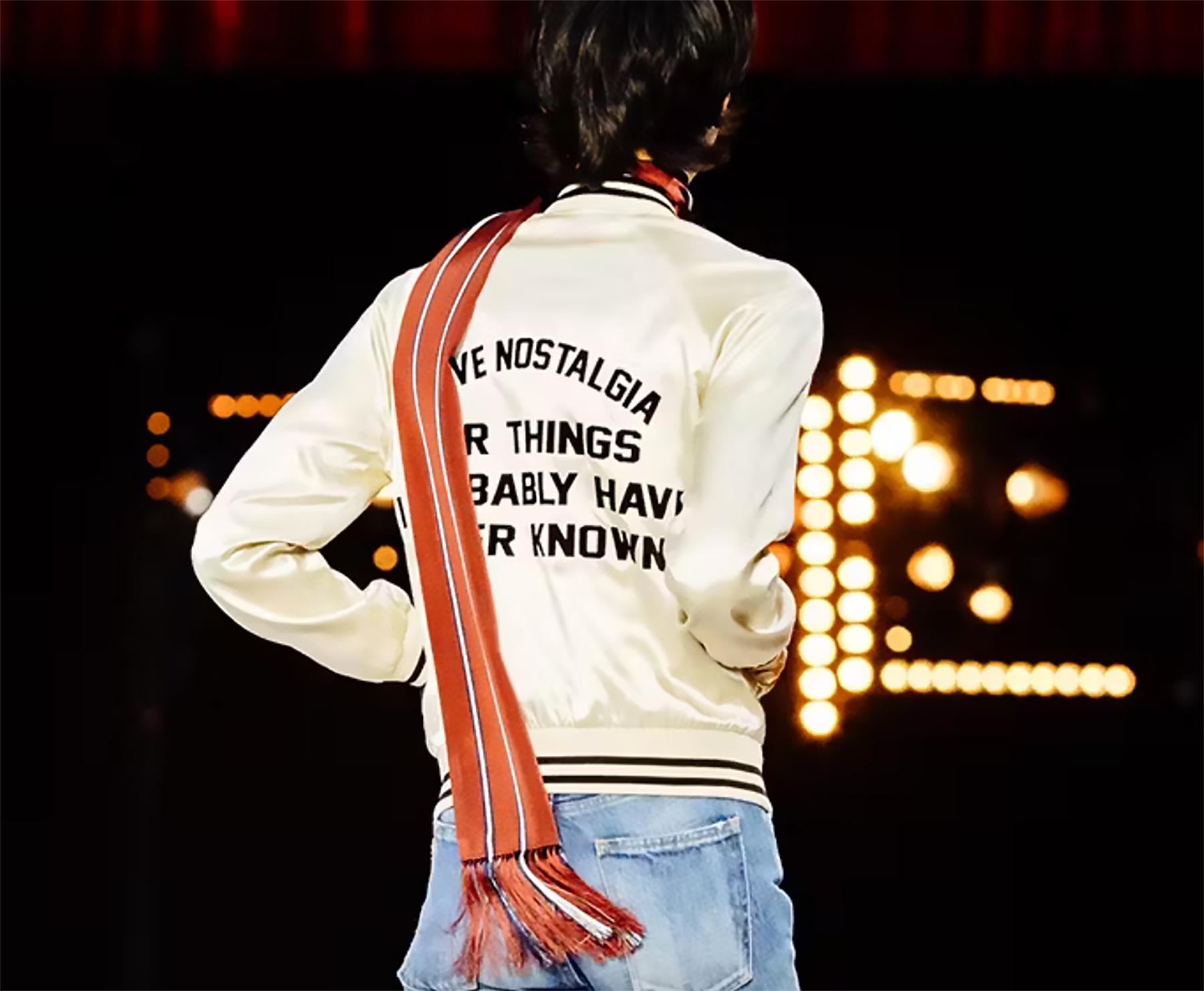 Celine by Hedi Slimane Primavera Estate 2020 David Kramer Giacca Varsity

Marchio: Celine
Stilista: Hedi Slimane
Collezione: Primavera Estate 2020
Tessuto: 100% Viscosa 
Colore: Crema / Nero
Dimensione: 46

PERCHÉ LO AMIAMO

Il lavoro di Hedi