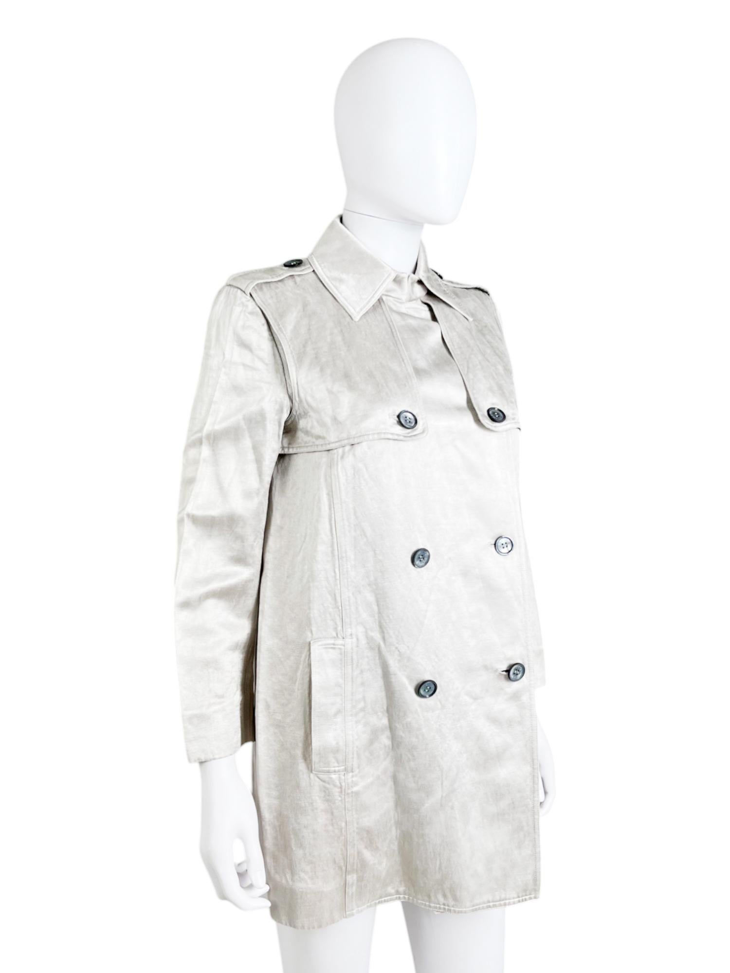- Designed by Michael Kors
- Early 00's
- Silver Coat
- Double breasted closure
- Military details on the shoulders
- Two pockets on the fornt
- Very Good condition
- Made in France
- Materials: Linen and silk
- Size: IT 44  FR 40 