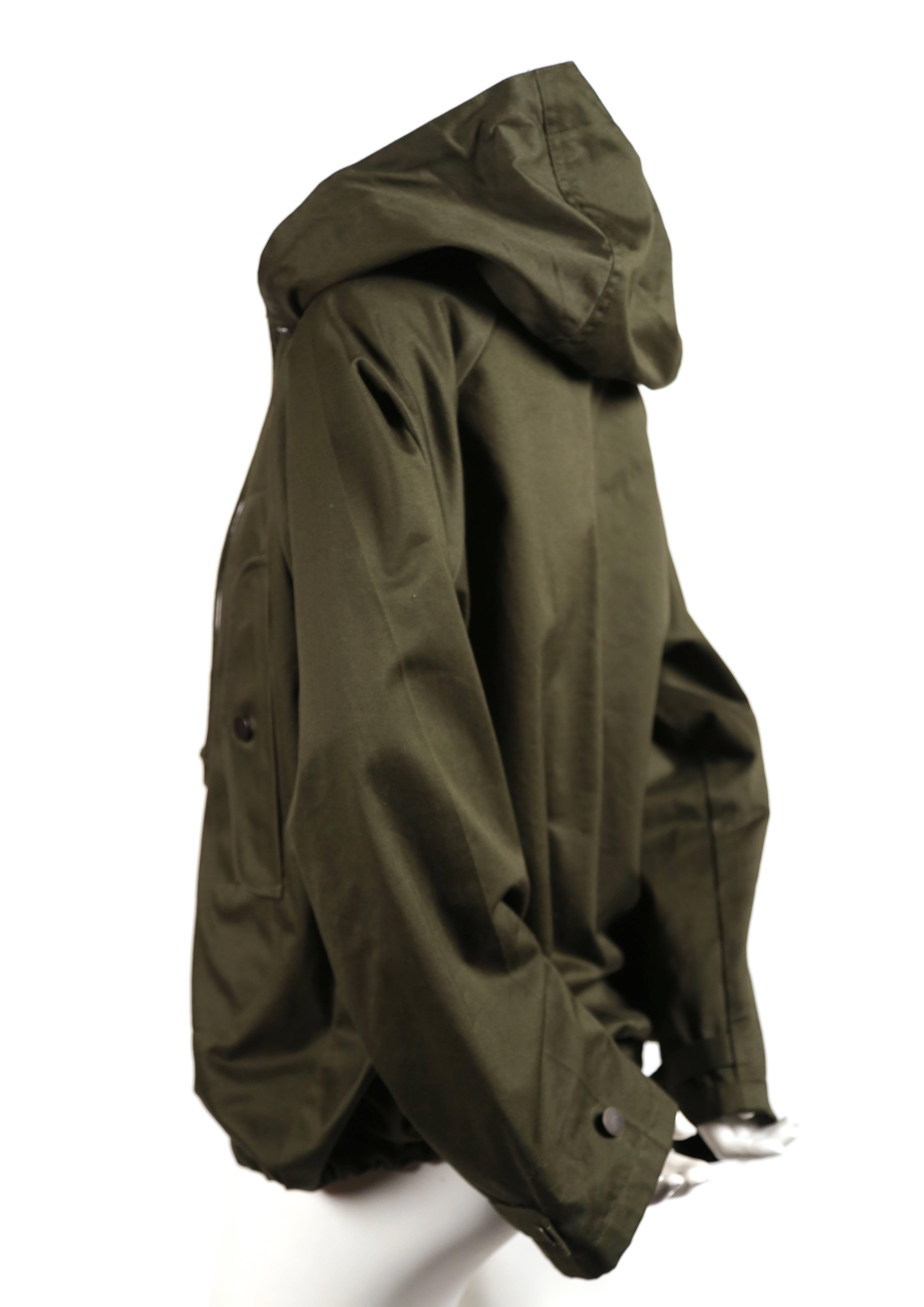 Army green anorak jacket in polished cotton designed by Phoebe Philo for Celine. French size M. Approximate measurements: shoulder 16