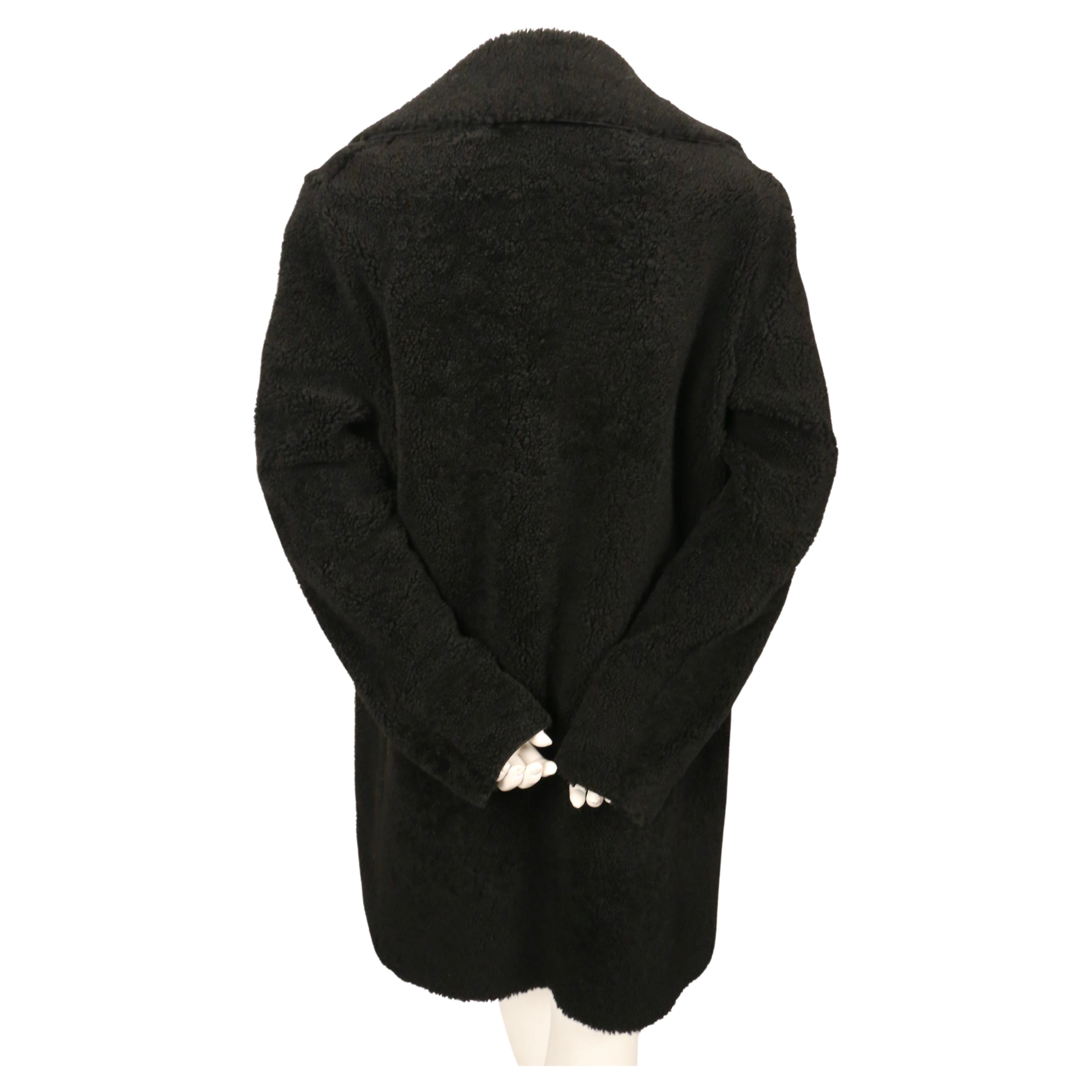 Manteau en shearling noir de jais à fermeture ouverte conçu par Phoebe Philo pour Celine. Taille française 40. Mesures approximatives : épaule 18