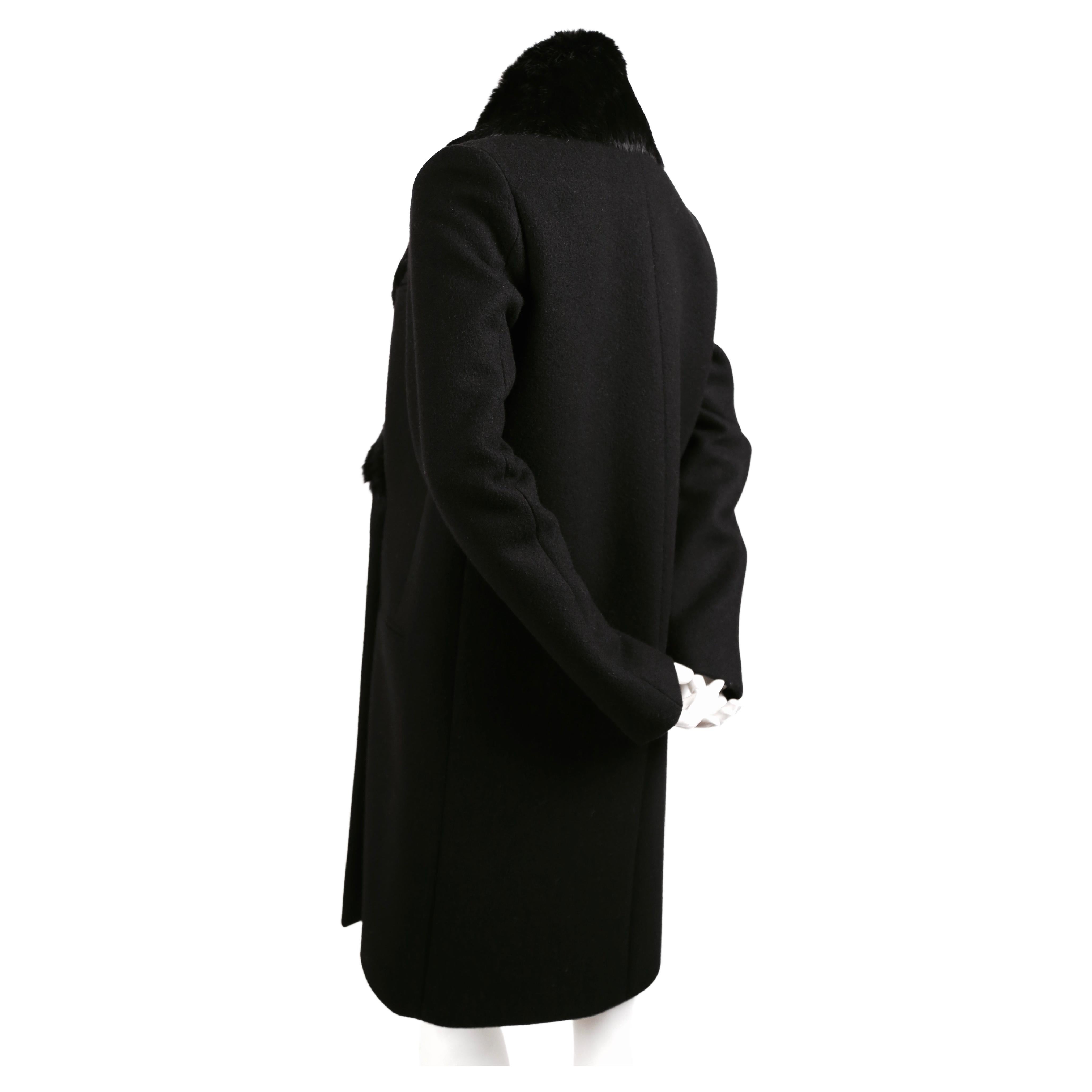 Cappotto crombie in lana nera con collo di coniglio rimovibile disegnato da Phoebe Philo per Celine. Taglia 38 francese. Misure approssimative: spalla 16