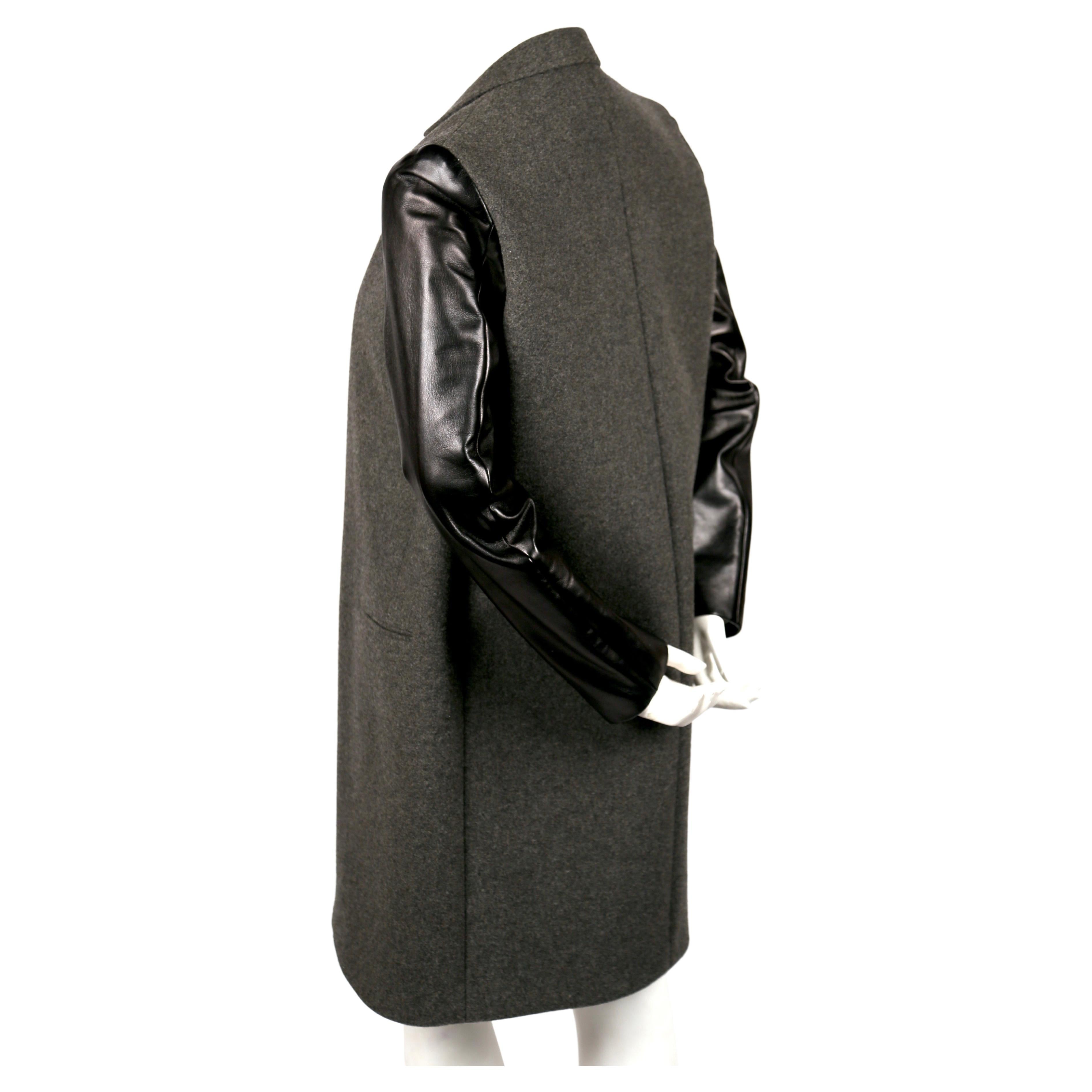 Manteau crombie gris anthracite avec manches en cuir d'agneau noir, conçu par Phoebe Philo pour Celine. Labellisée taille française 40 qui convient mieux à une taille S ou M. Mesures approximatives : épaule 15,5