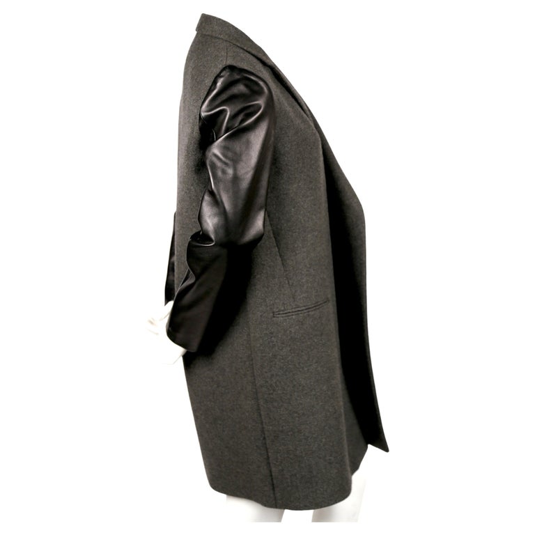 CELINE by PHOEBE PHILO Anthrazitgrauer schwarzer Crombie-Mantel mit  Lederärmeln im Angebot bei 1stDibs