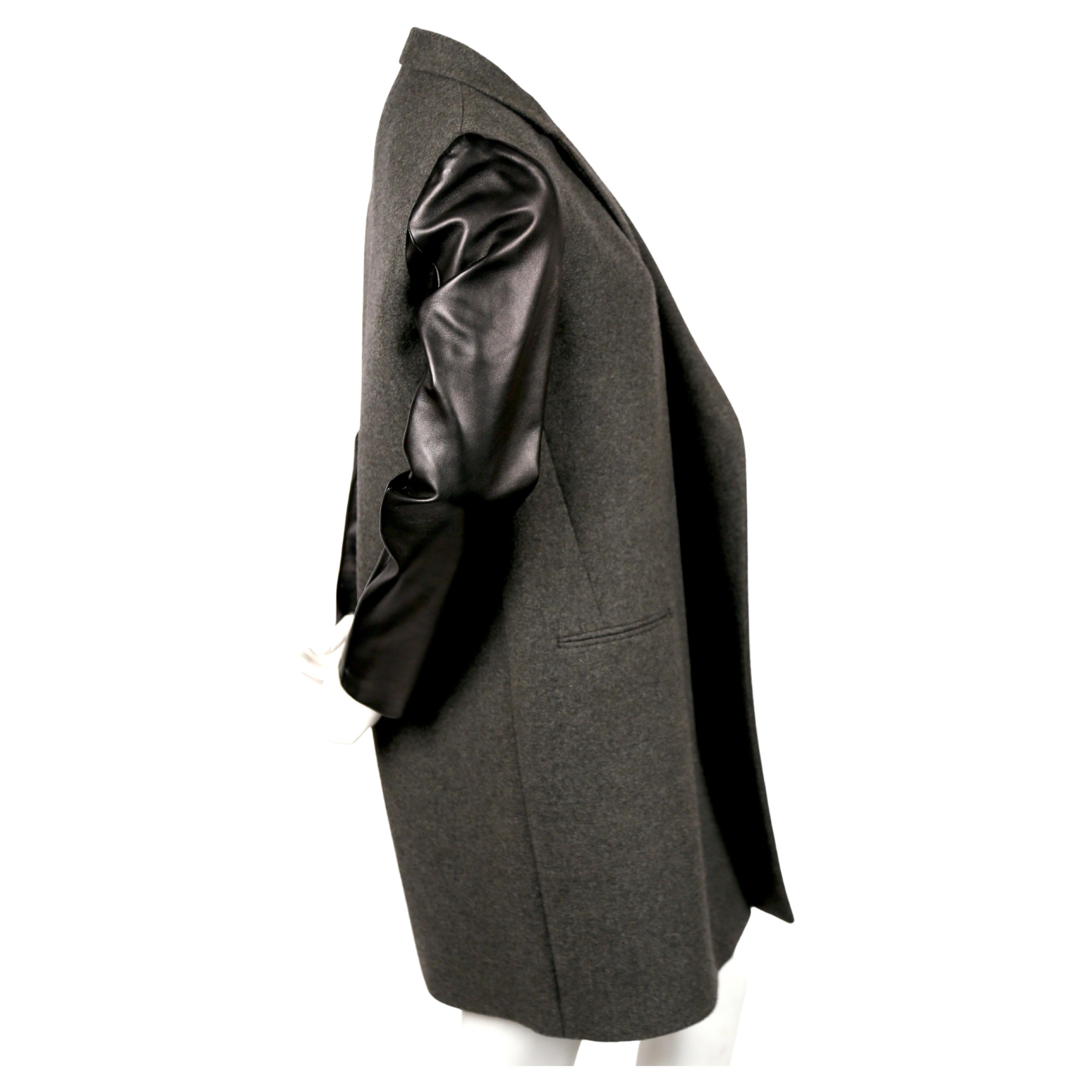 CÉLINE par PHOEBE PHILO - Manteau gris anthracite à manches en cuir noir Excellent état - En vente à San Fransisco, CA