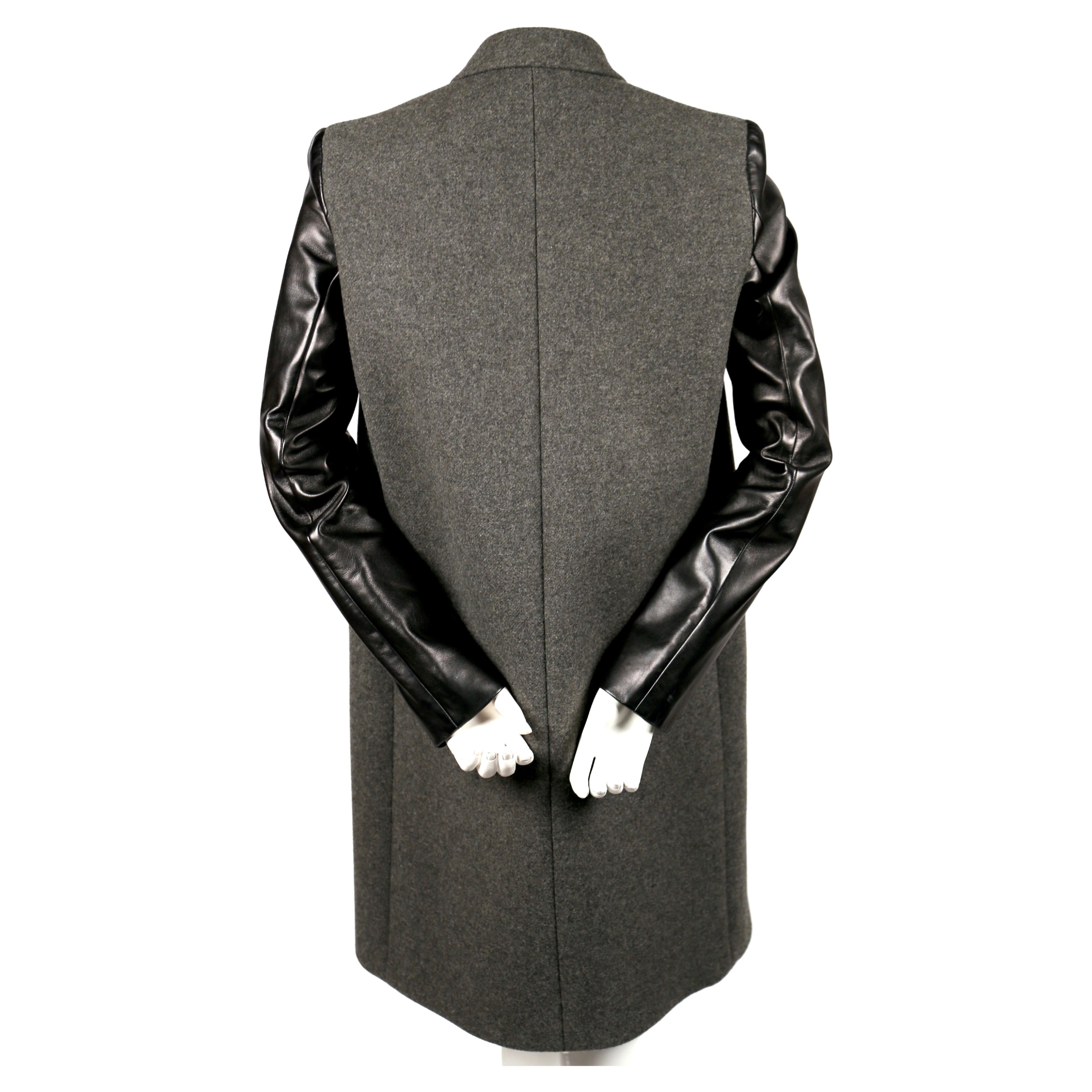 CÉLINE par PHOEBE PHILO - Manteau gris anthracite à manches en cuir noir Unisexe en vente