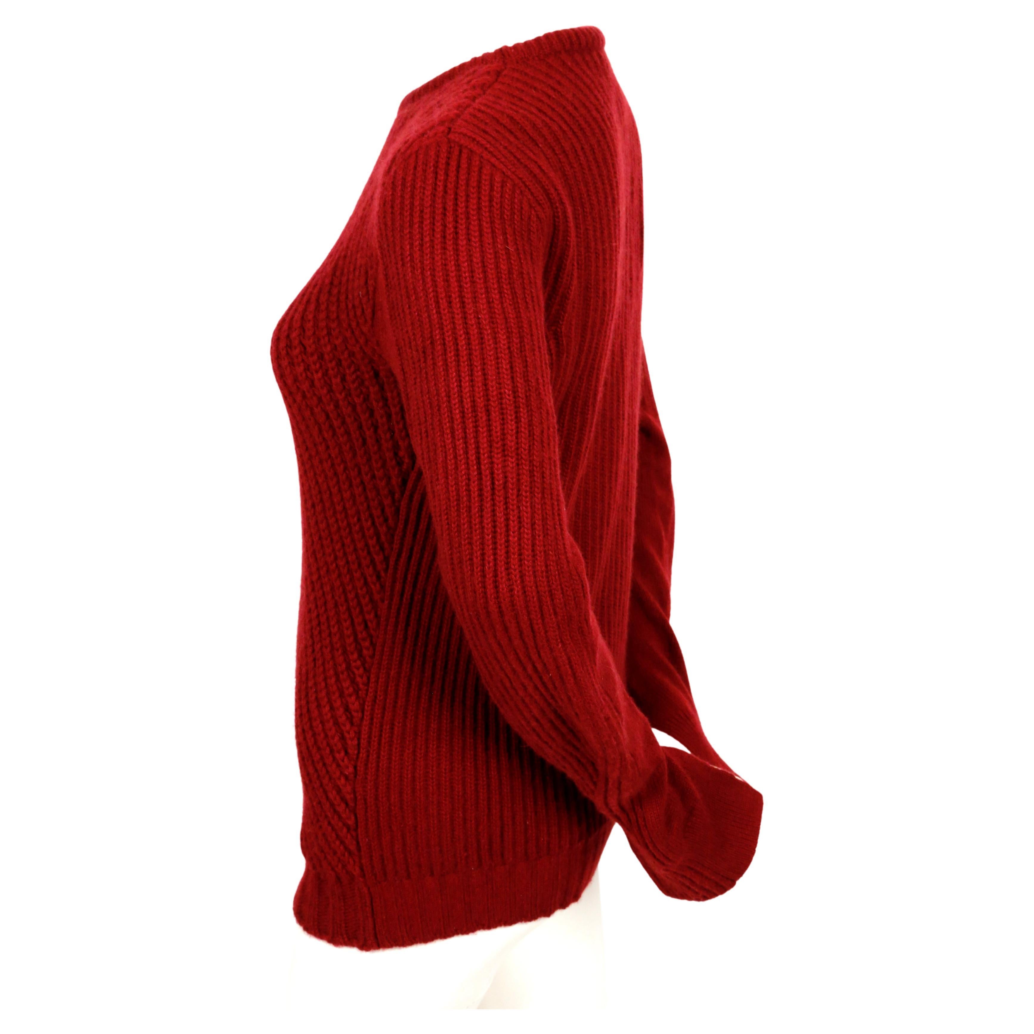 CELINE by PHOEBE PHILO diagonal gerippter burgunderroter Kaschmirpullover (Rot) im Angebot