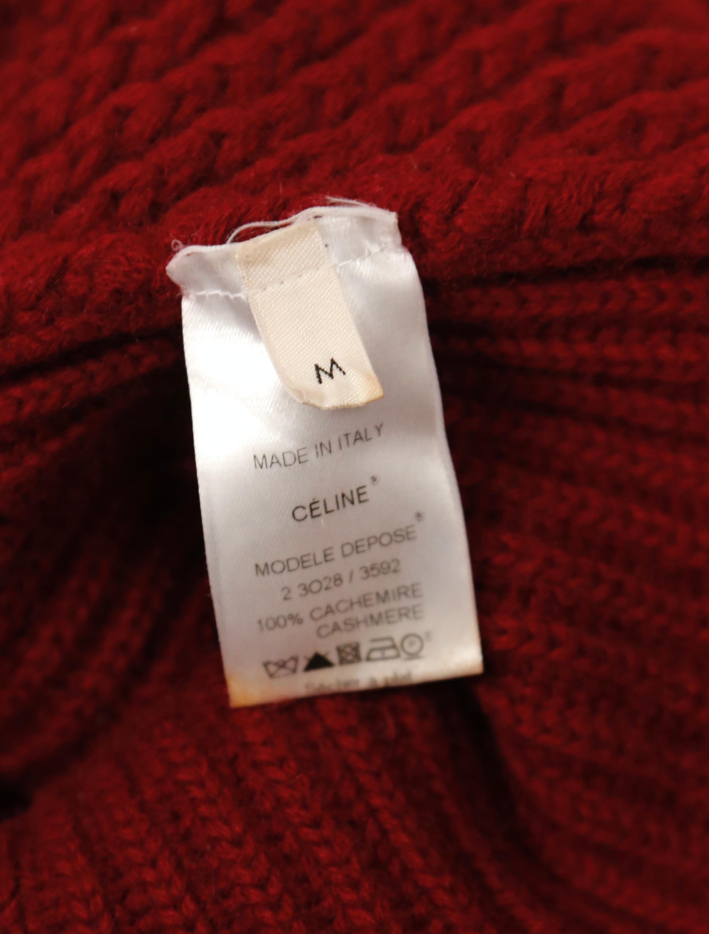 CELINE by PHOEBE PHILO diagonal gerippter burgunderroter Kaschmirpullover im Angebot 1