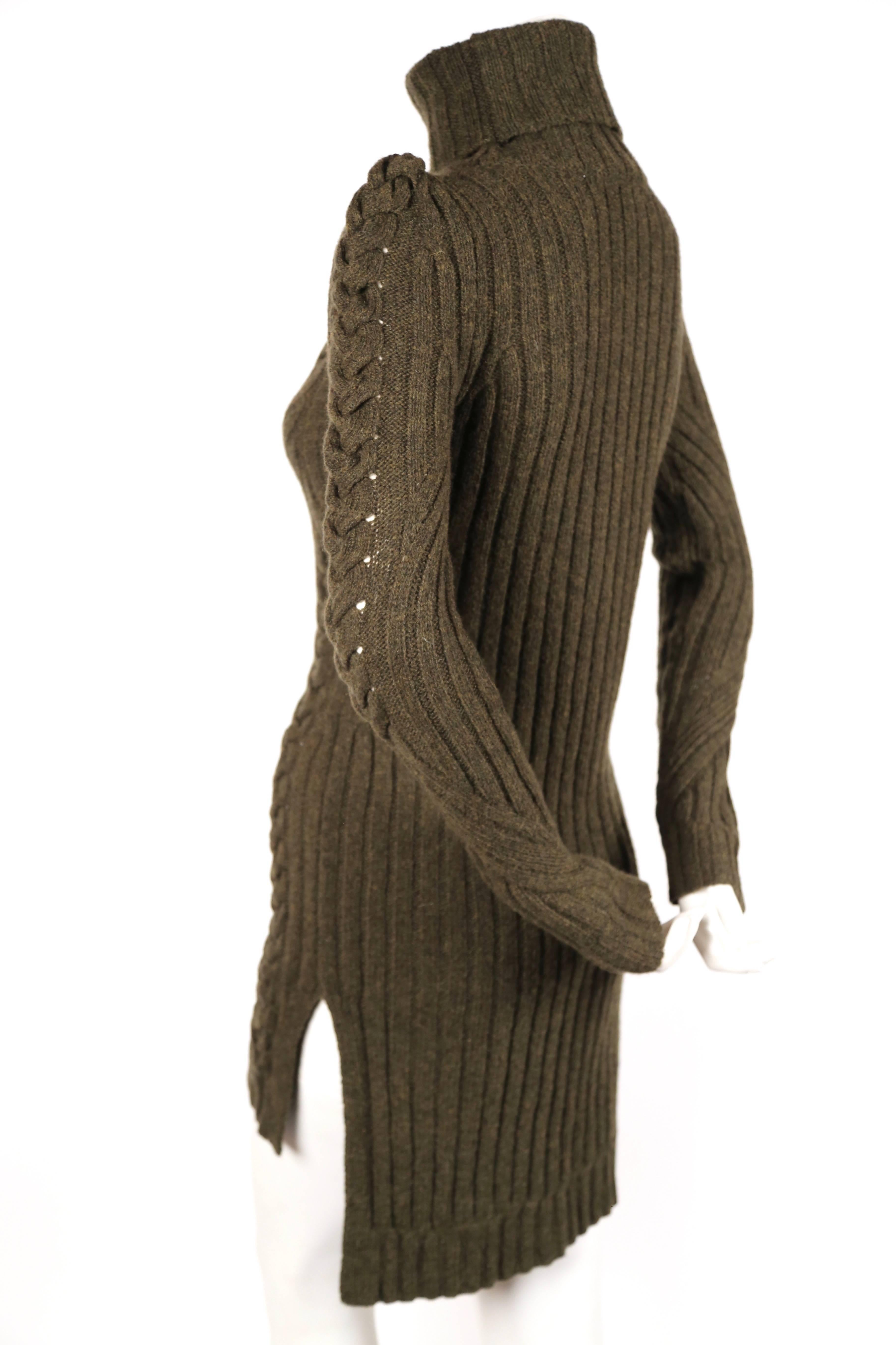 Robe pull en maille câblée vert mousse, conçue par Phoebe Philo pour Celine dans le cadre de la collection pré automne 2010. Peut être porté comme un pull ou une robe. Taille S. Mesures approximatives (non étiré) : 15