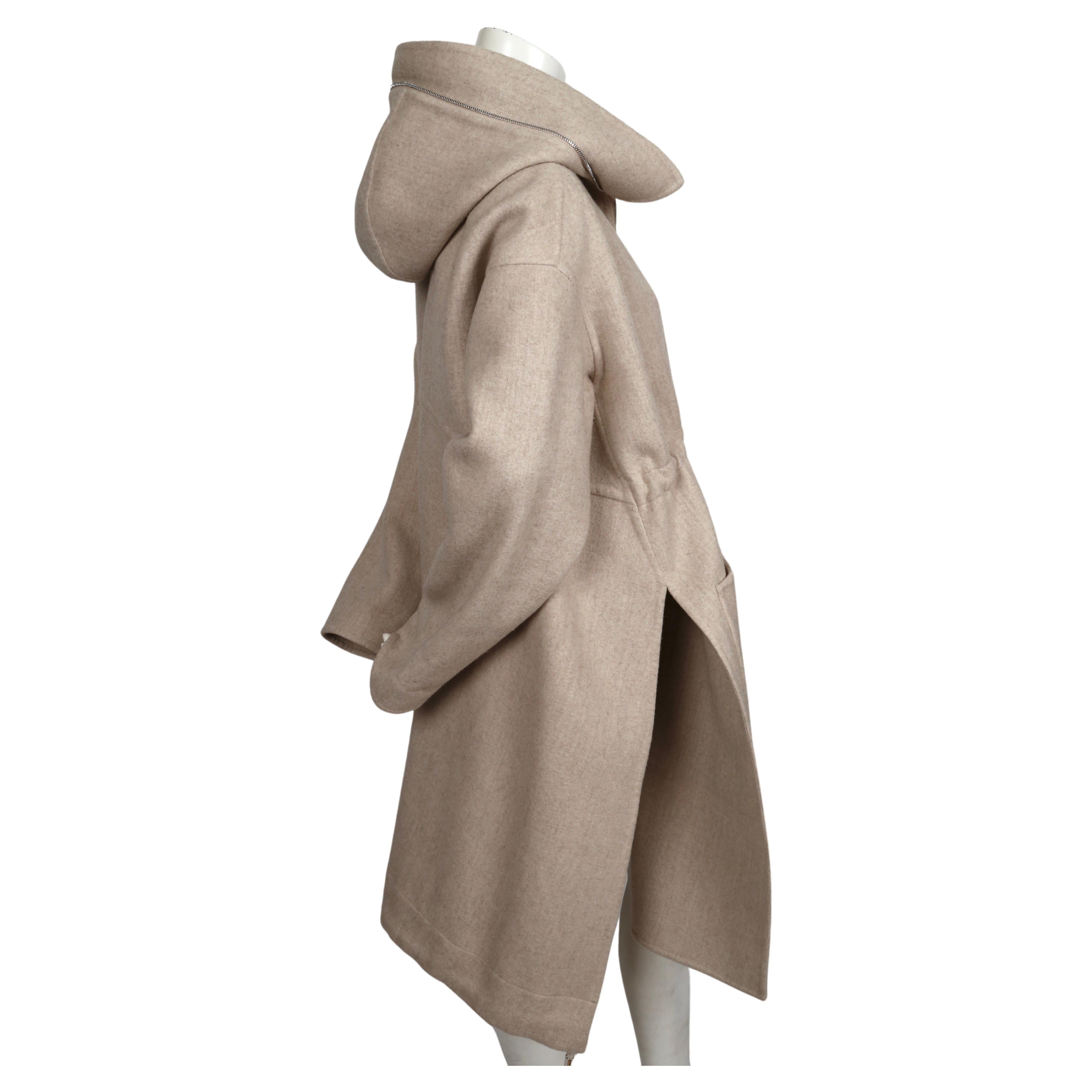 Manteau CÉLINE par PHOEBE PHILO en laine et cachemire couleur grège avec capuche - Resort 2016 en vente 1