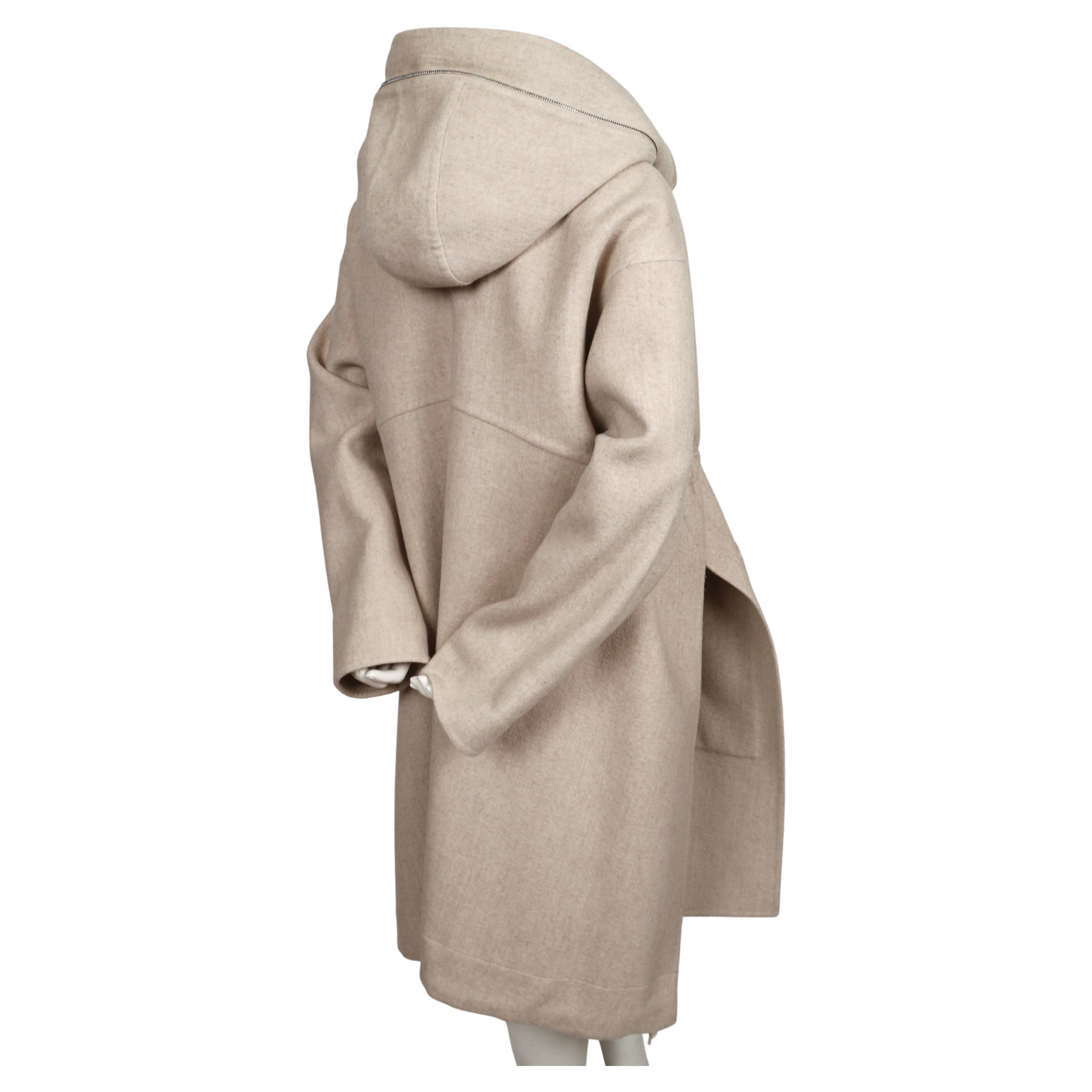 Manteau CÉLINE par PHOEBE PHILO en laine et cachemire couleur grège avec capuche - Resort 2016 en vente 2