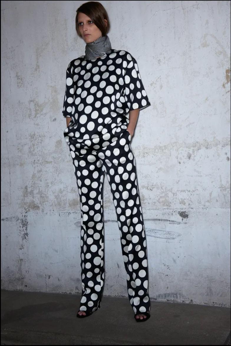 Collezione primavera/estate 2015 di Phoebe Philo

Top senza maniche in misto seta e lana color navy e bianco sporco

Prodotto in Francia 