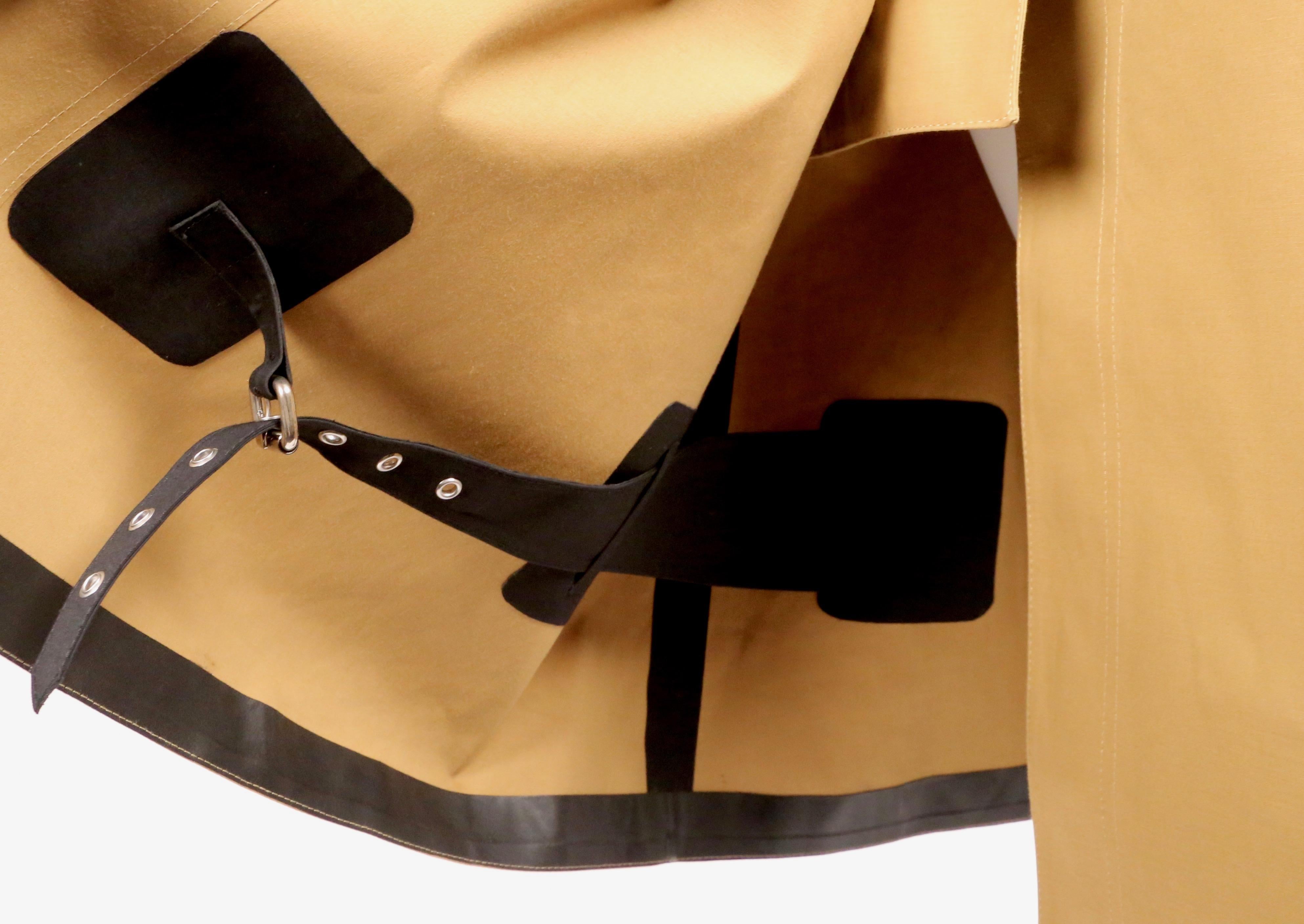 CELINE by PHOEBE PHILO trench-coat sans manches en mackintosh - défilé 2016 2