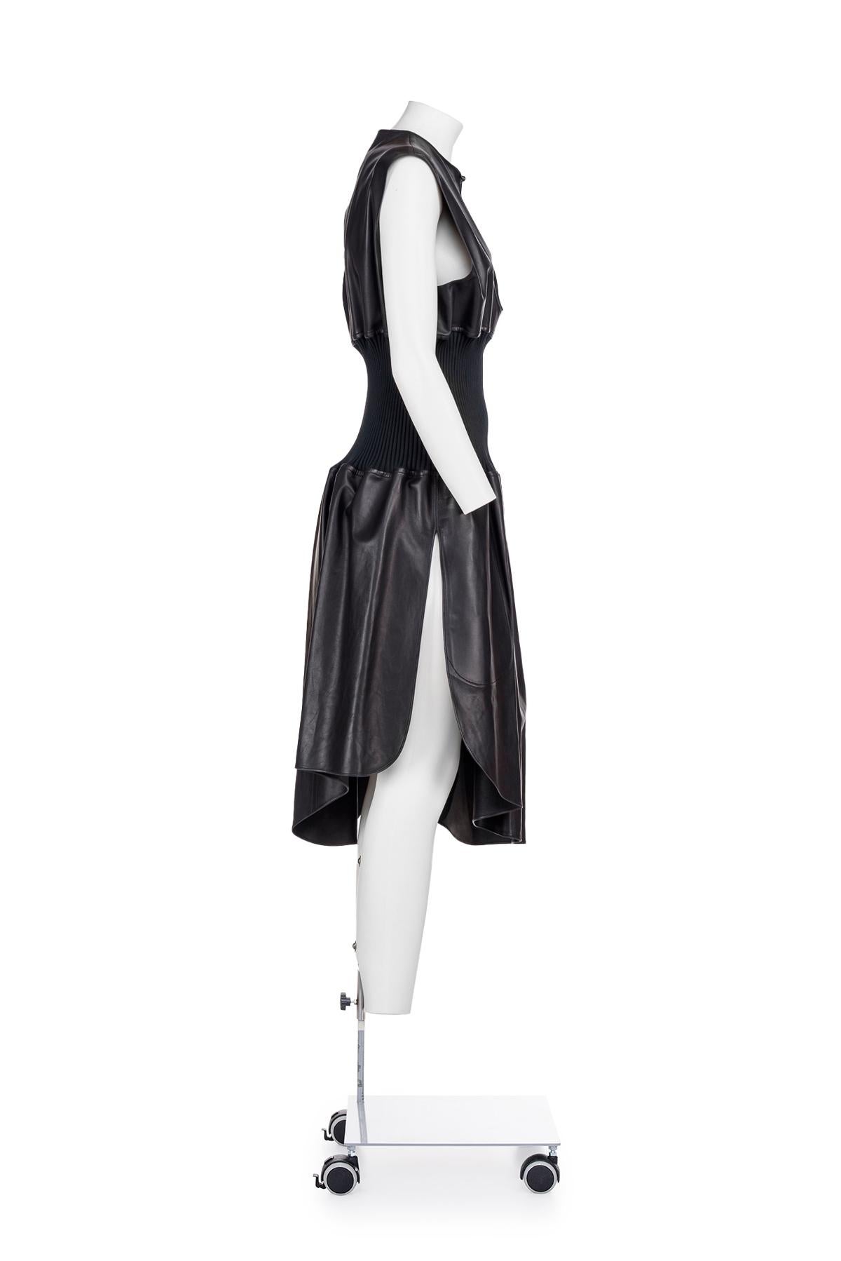 Noir CÉLINE BY PHOEBE PHILO SS 16 Robe en cuir asymétrique sans manches en vente