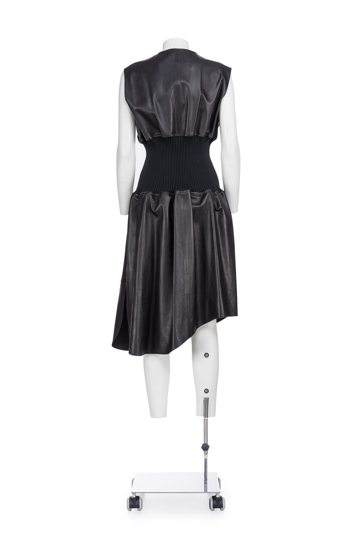 CÉLINE BY PHOEBE PHILO SS 16 Robe en cuir asymétrique sans manches Bon état - En vente à Milano, MILANO