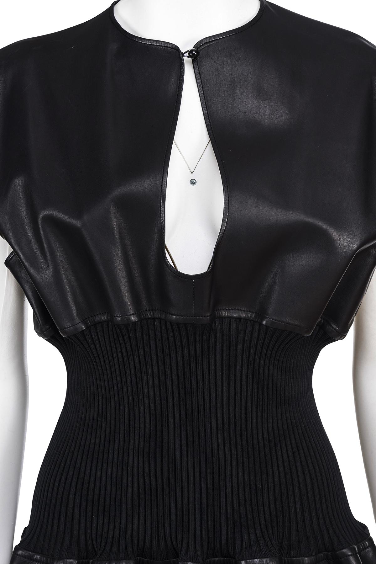 CÉLINE BY PHOEBE PHILO SS 16 Robe en cuir asymétrique sans manches en vente 1