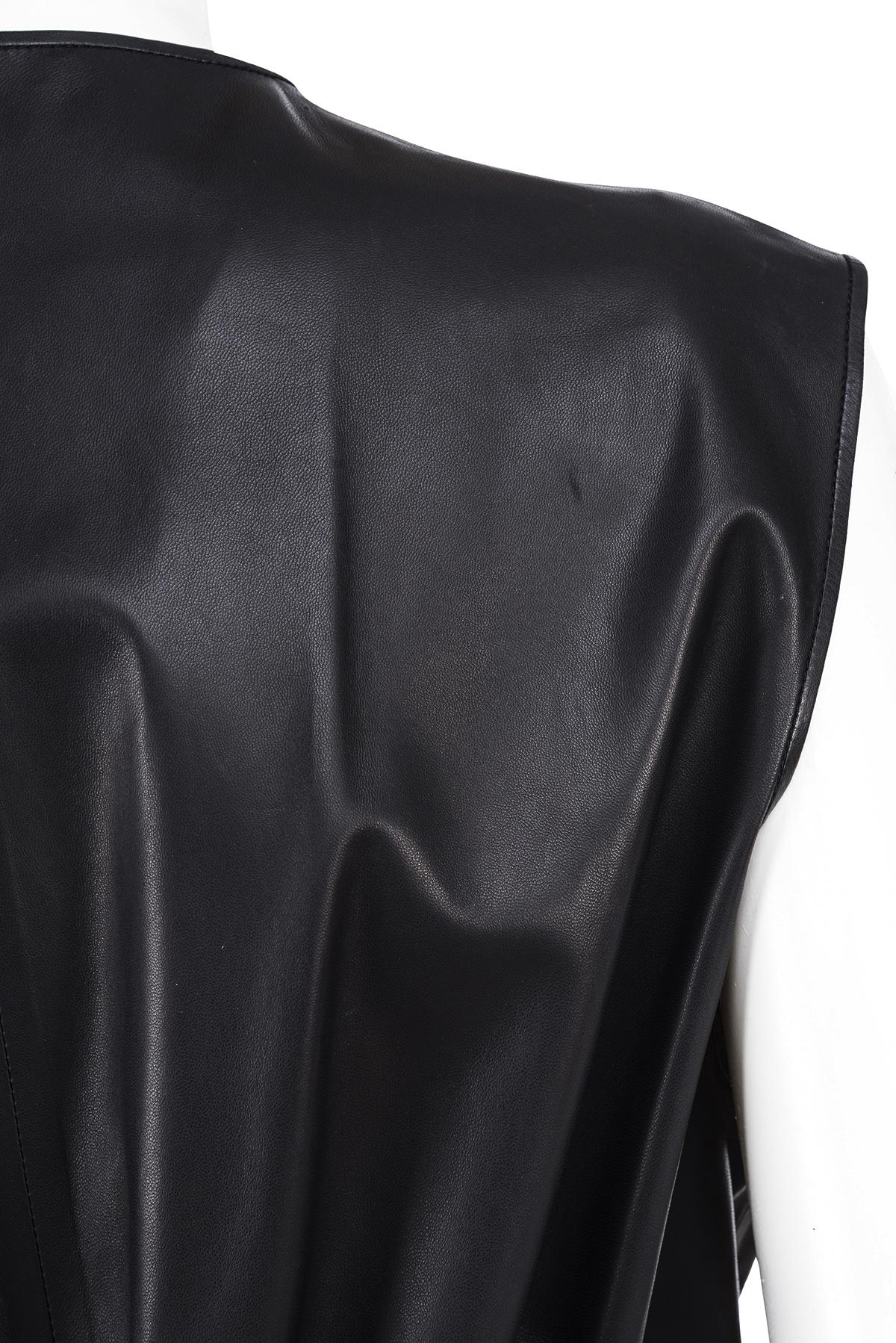 CÉLINE BY PHOEBE PHILO SS 16 Robe en cuir asymétrique sans manches en vente 2