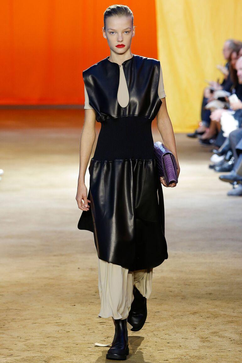 CÉLINE BY PHOEBE PHILO SS 16 Robe en cuir asymétrique sans manches en vente 3