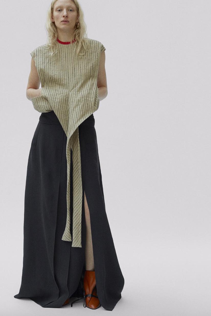 - Collezione di sfilate Céline by Phoebe Philo Autunno 2017

- Venduto da Mae Vintage 

- Tunica senza maniche in lino con pelle rossa sulla scollatura e pantaloni con cavallo sceso.

