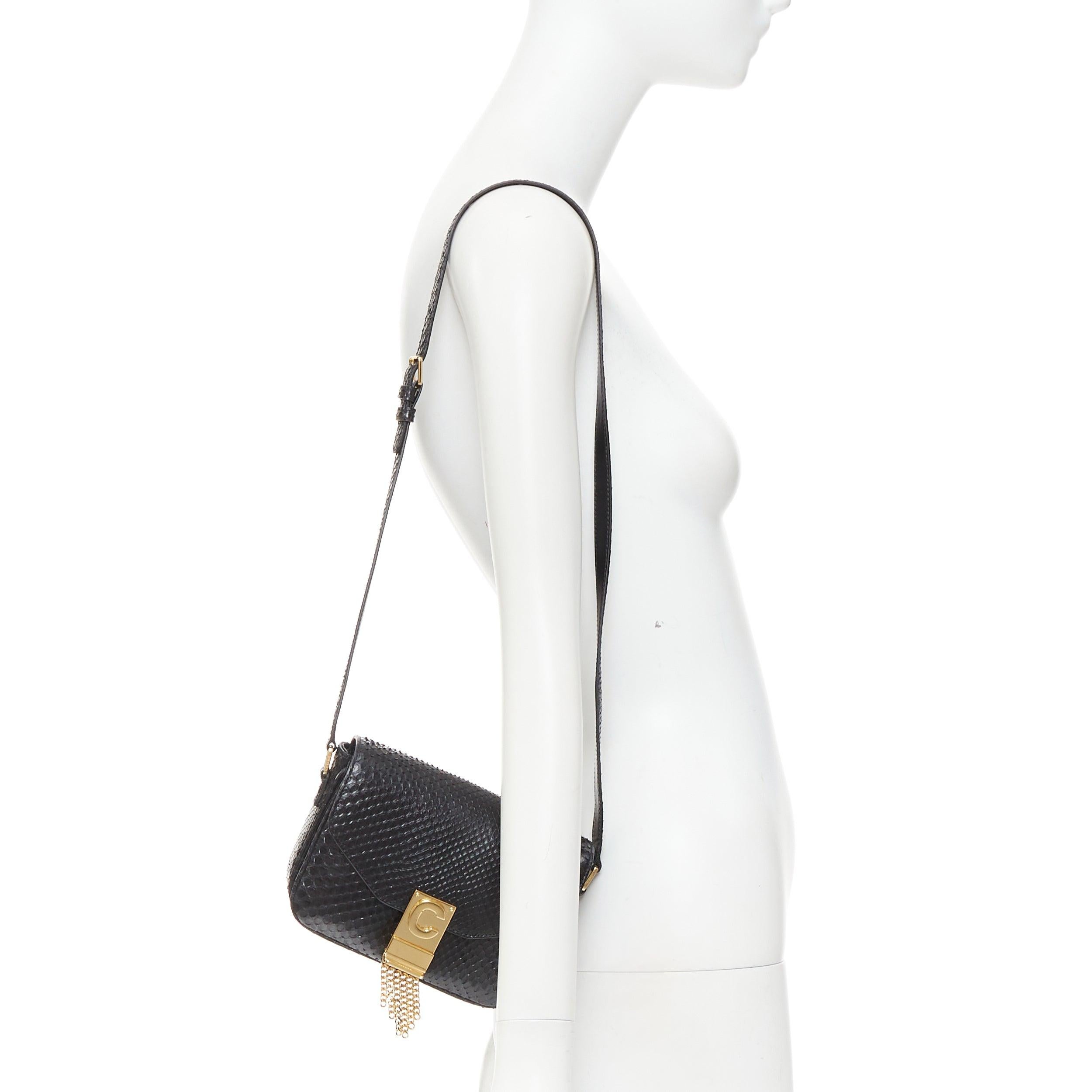 CELINE C Bag Runway schwarzes goldfarbenes Leder mit Fransen und C-Verschluss Crossbody Box Bag
Referenz: ECLO/A00169
Marke: Celine
Designer: Hedi Slimane
Modell: C Tasche
Collection'S: Frühling Sommer 2019 - Laufsteg
MATERIAL: Leder
Farbe: Schwarz,