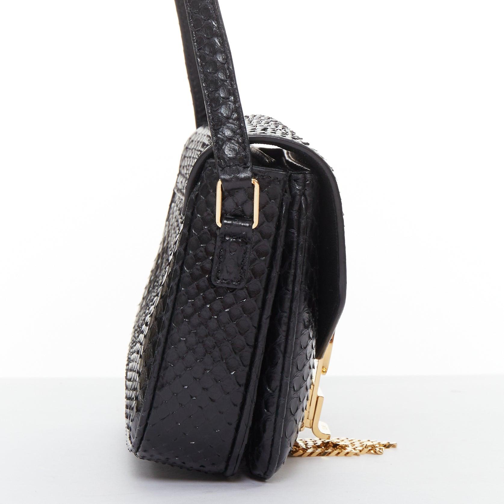 CELINE C Bag Runway schwarzes goldfarbenes Leder mit Fransen und C-Verschluss Crossbody Box Bag im Zustand „Gut“ im Angebot in Hong Kong, NT