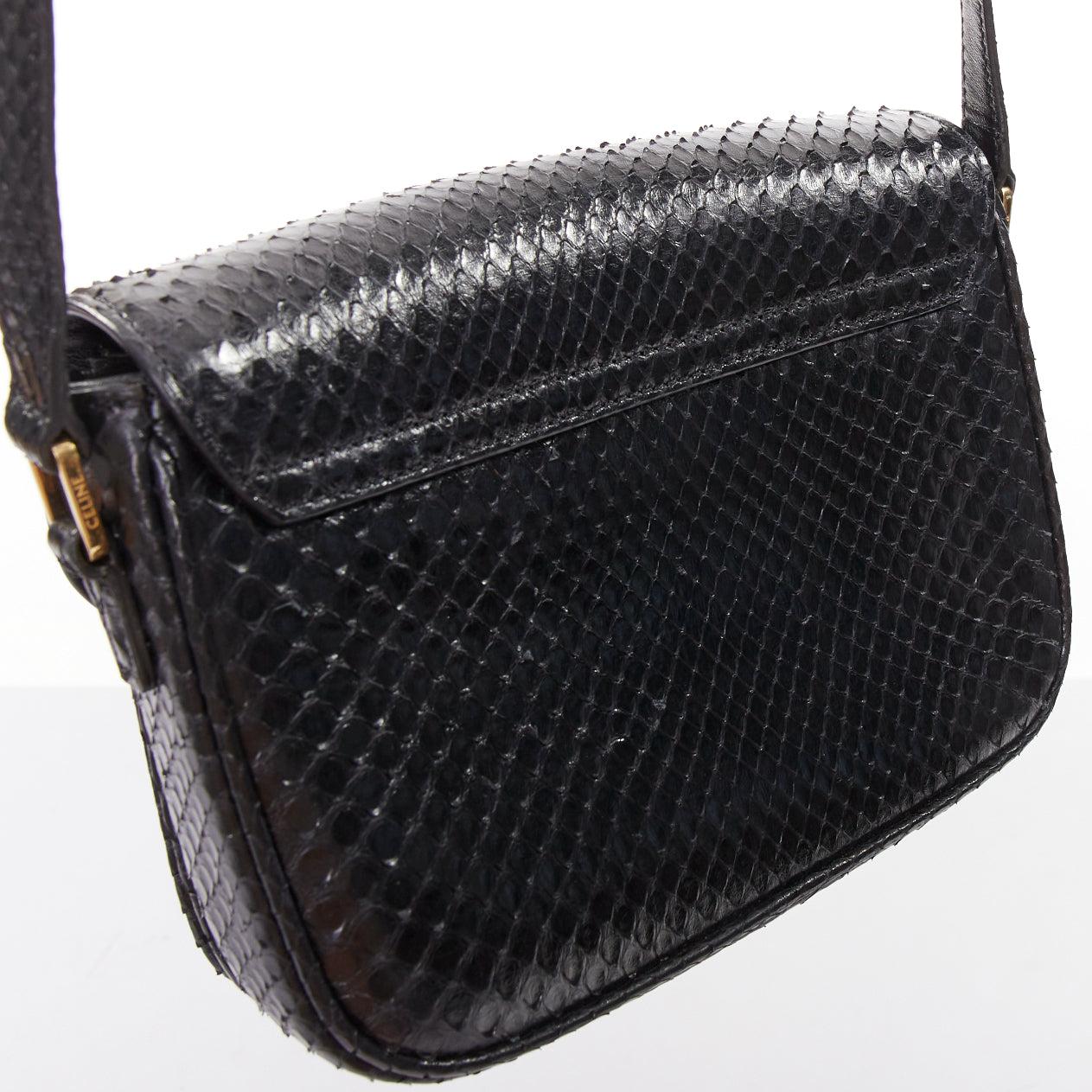 CELINE C Bag Runway schwarzes goldfarbenes Leder mit Fransen und C-Verschluss Crossbody Box Bag im Angebot 3