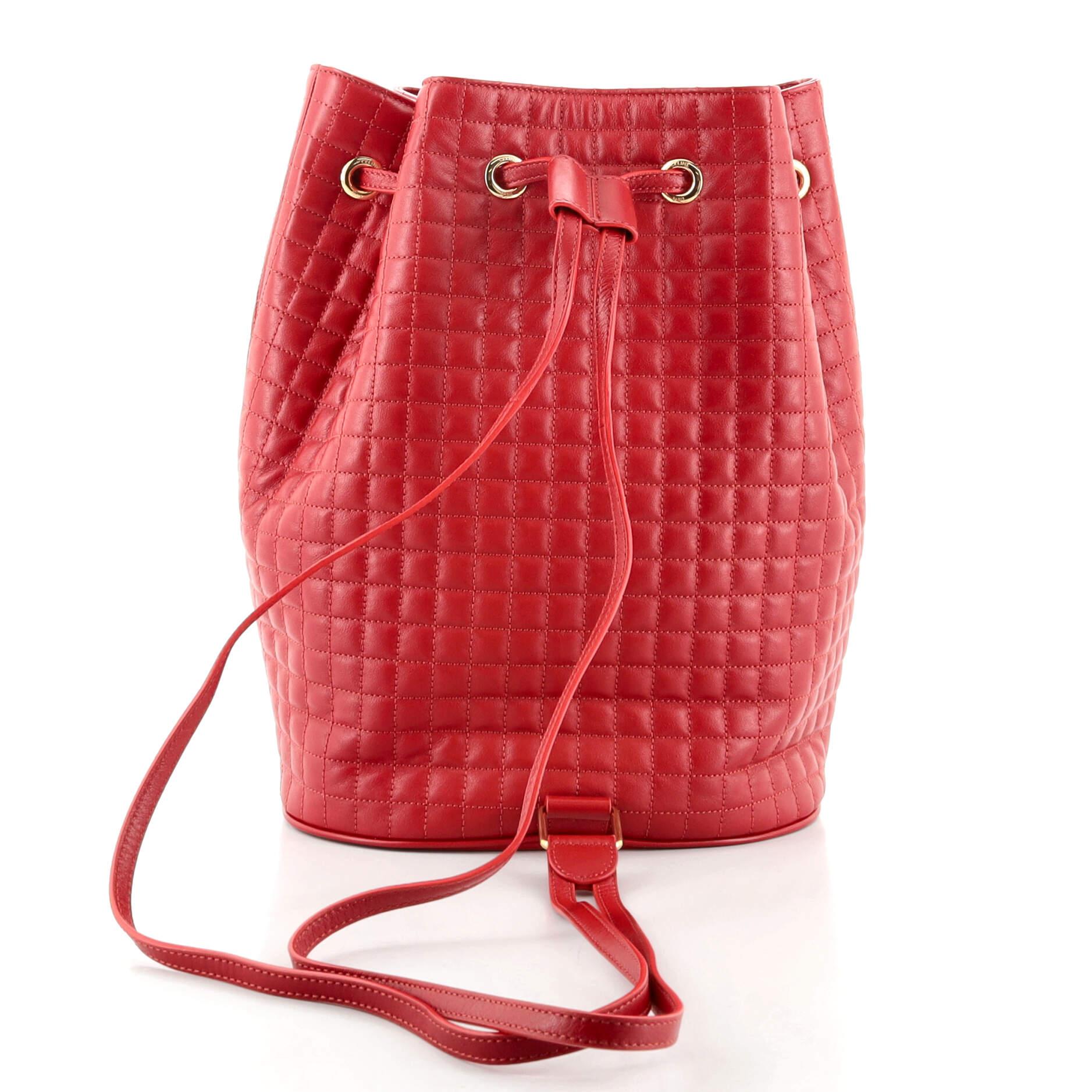 Celine C Charm Bucket Rucksack aus gestepptem Leder mit Charme (Rot)