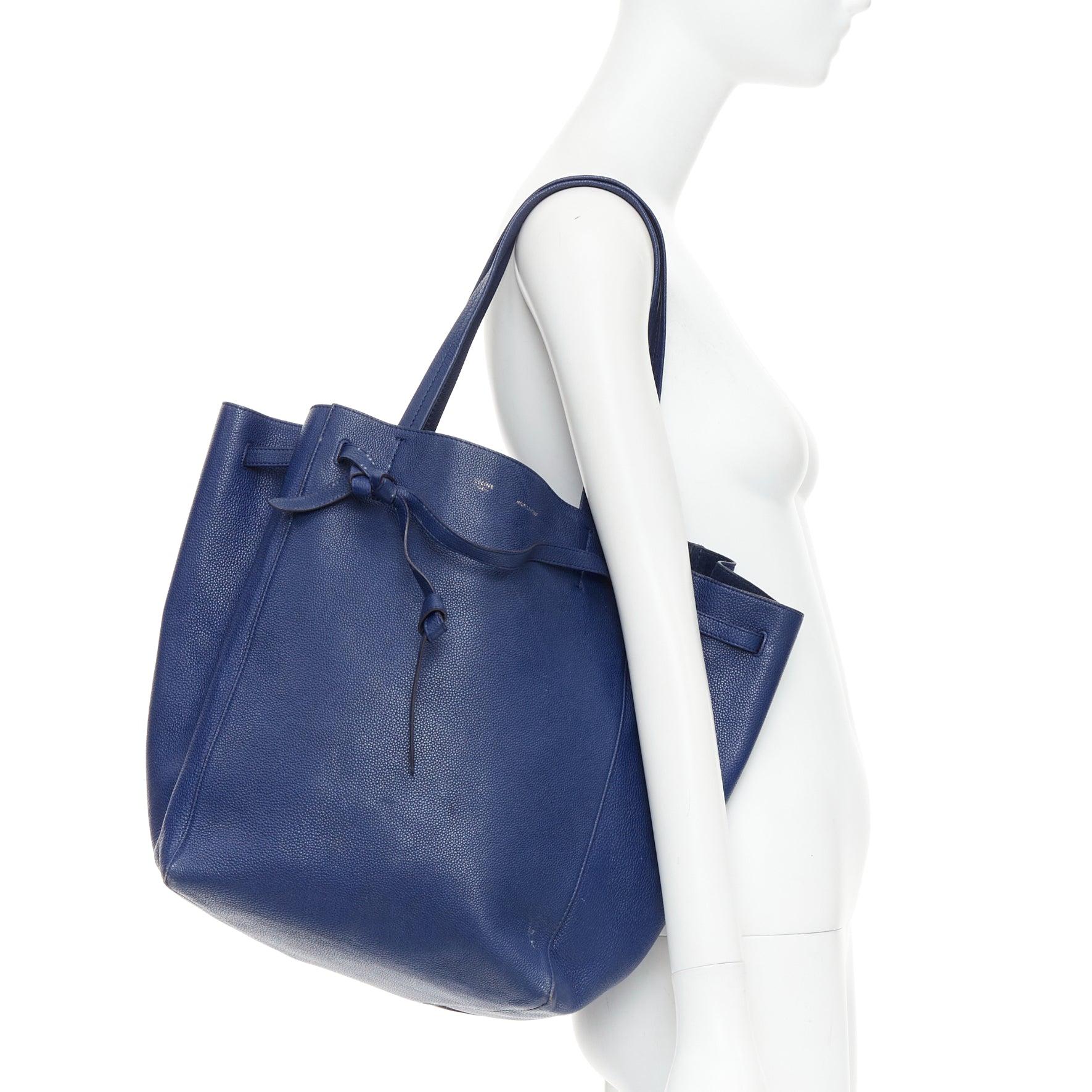 CELINE Cabas Phantom borsa media in pelle blu scuro con logo argento
Riferimento: CNPG/A00119
Marchio: Celine
Designer: Phoebe Philo
Modello: Cabas Phantom
Materiale: Pelle
Colore: Blu, Argento
Modello: Tinta unita
Fodera: Pelle blu
Dettagli extra: