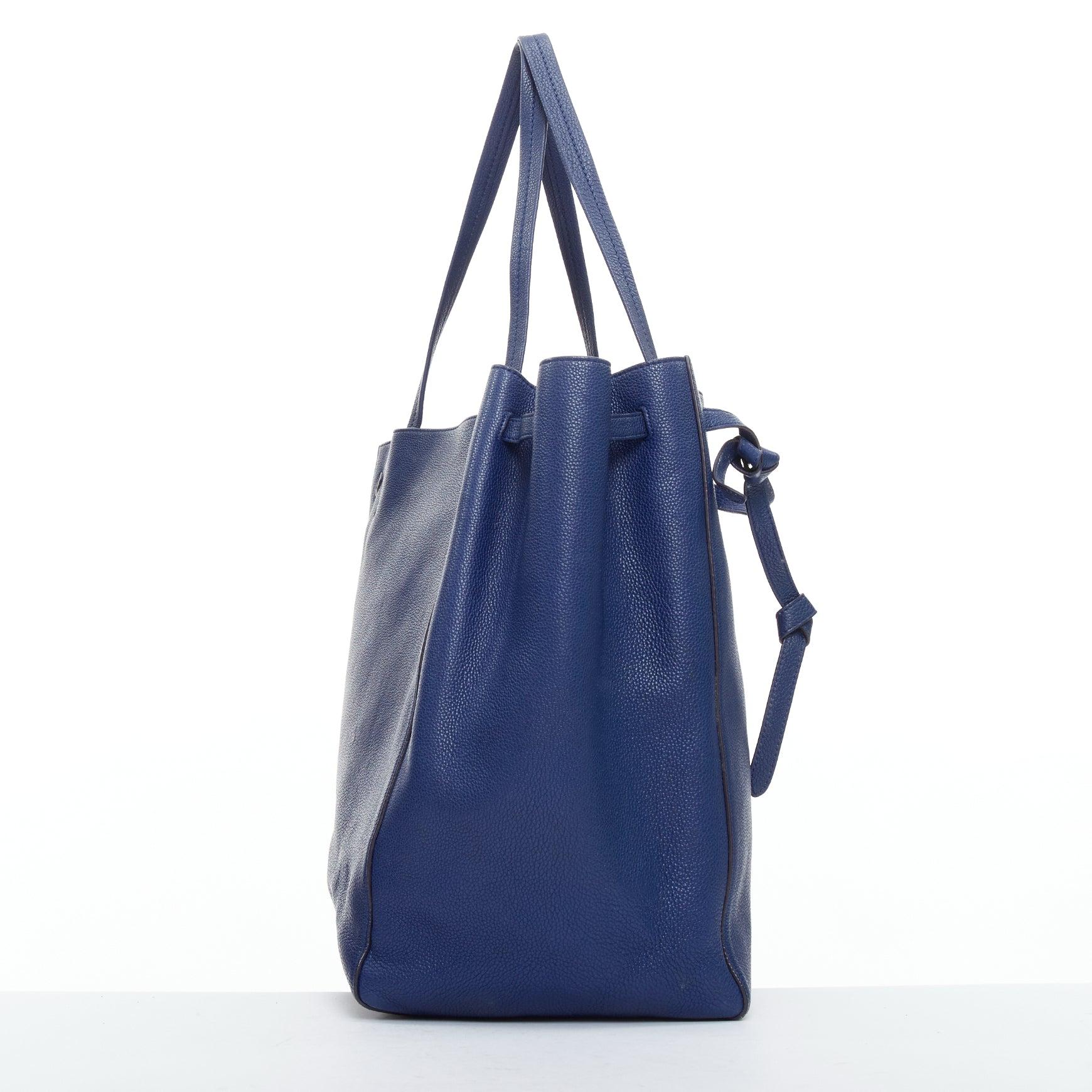 Donna CELINE Cabas Phantom borsa media in pelle blu scuro con logo argento in vendita