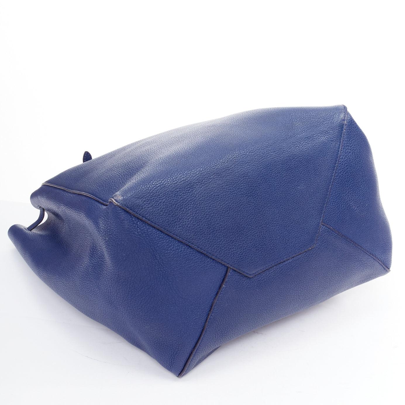 CELINE Cabas Phantom borsa media in pelle blu scuro con logo argento in vendita 2
