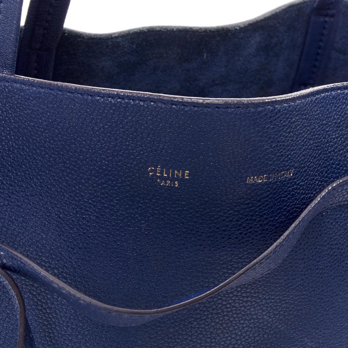 CELINE Cabas Phantom borsa media in pelle blu scuro con logo argento in vendita 3
