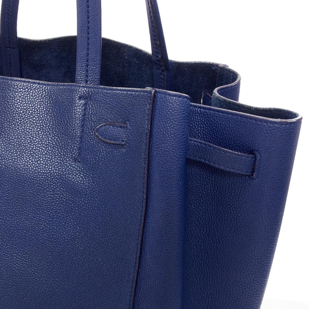 CELINE Cabas Phantom borsa media in pelle blu scuro con logo argento in vendita 4