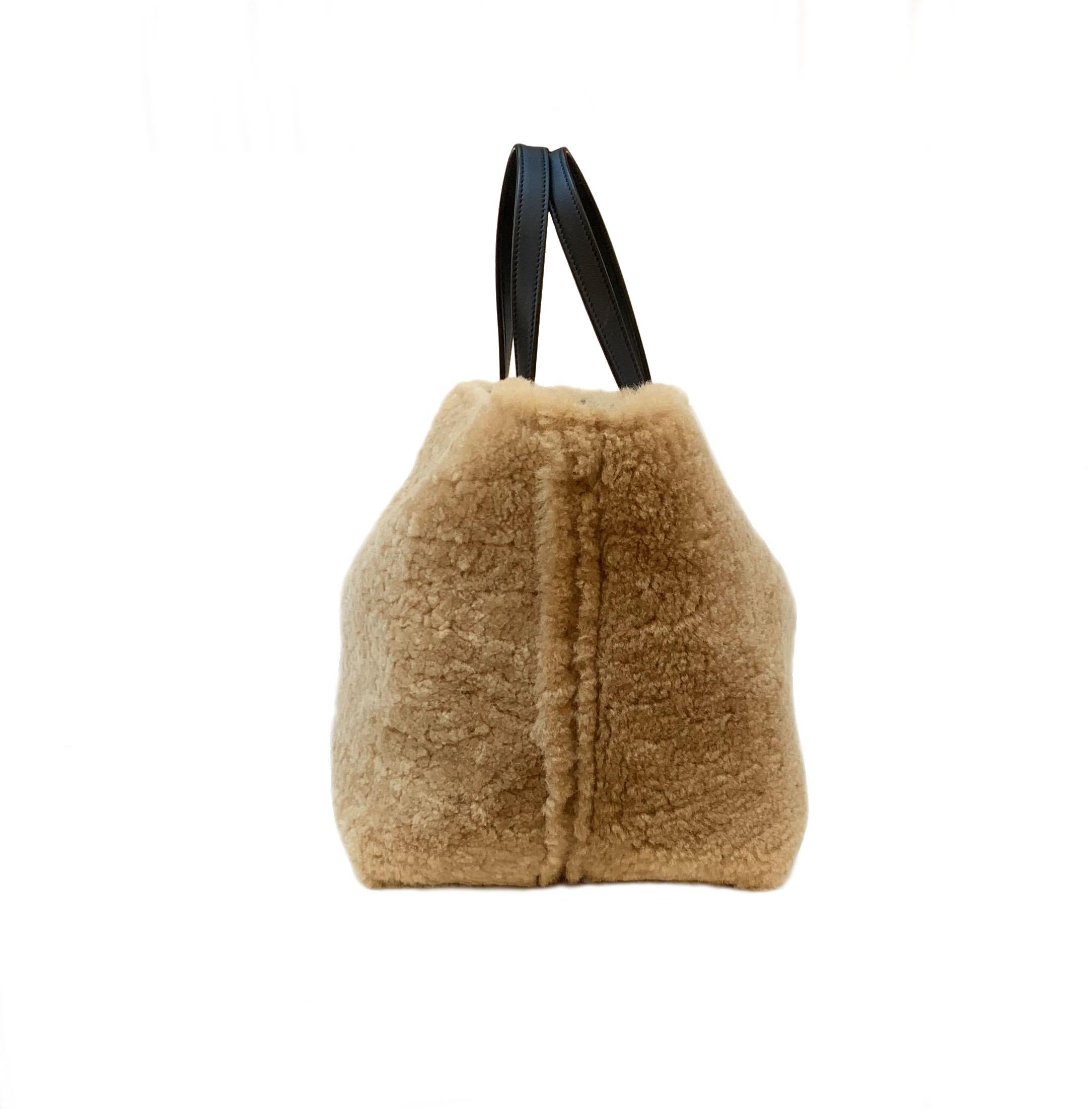 Celine Cabas Phantom Shearling Reversible Tasche (Braun)