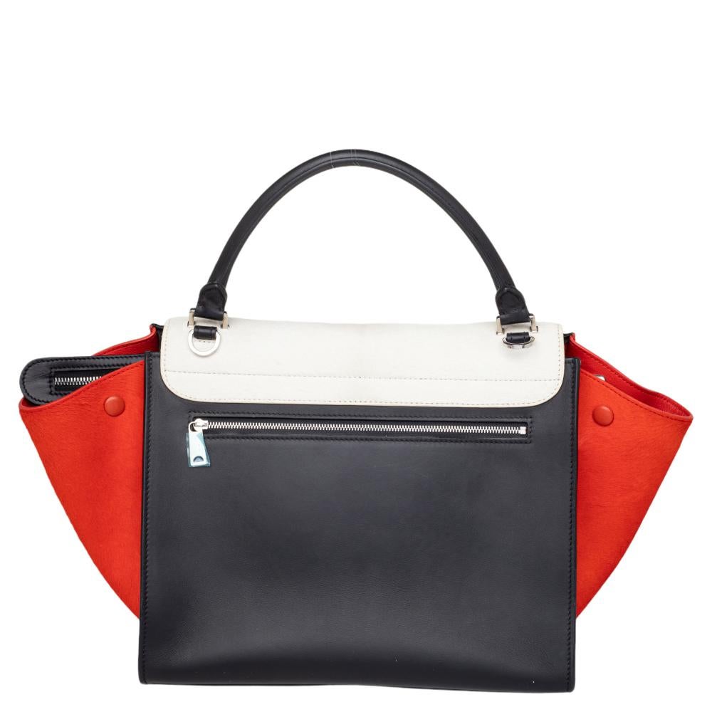 In every stride, swing, and twirl, your audience will gasp in admiration at the beautiful sight of this Celine bag. Crafted from leather and calf hair in Italy, the bag has a style that will catch glances from a mile. It has been designed with