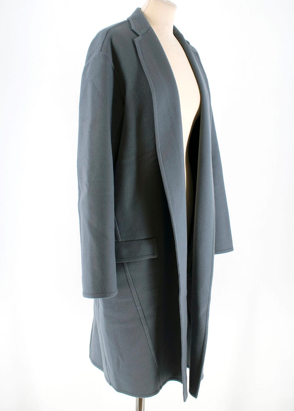 Celine Long Cashmere Coat 

- Long Sleeves
- OverSized Fit 
- Side Pockets 
- Back Slit 

100% Cashmere

Made in Italy 

Please note, these items are pre-owned and may show signs of being stored even when unworn and unused. This is reflected within