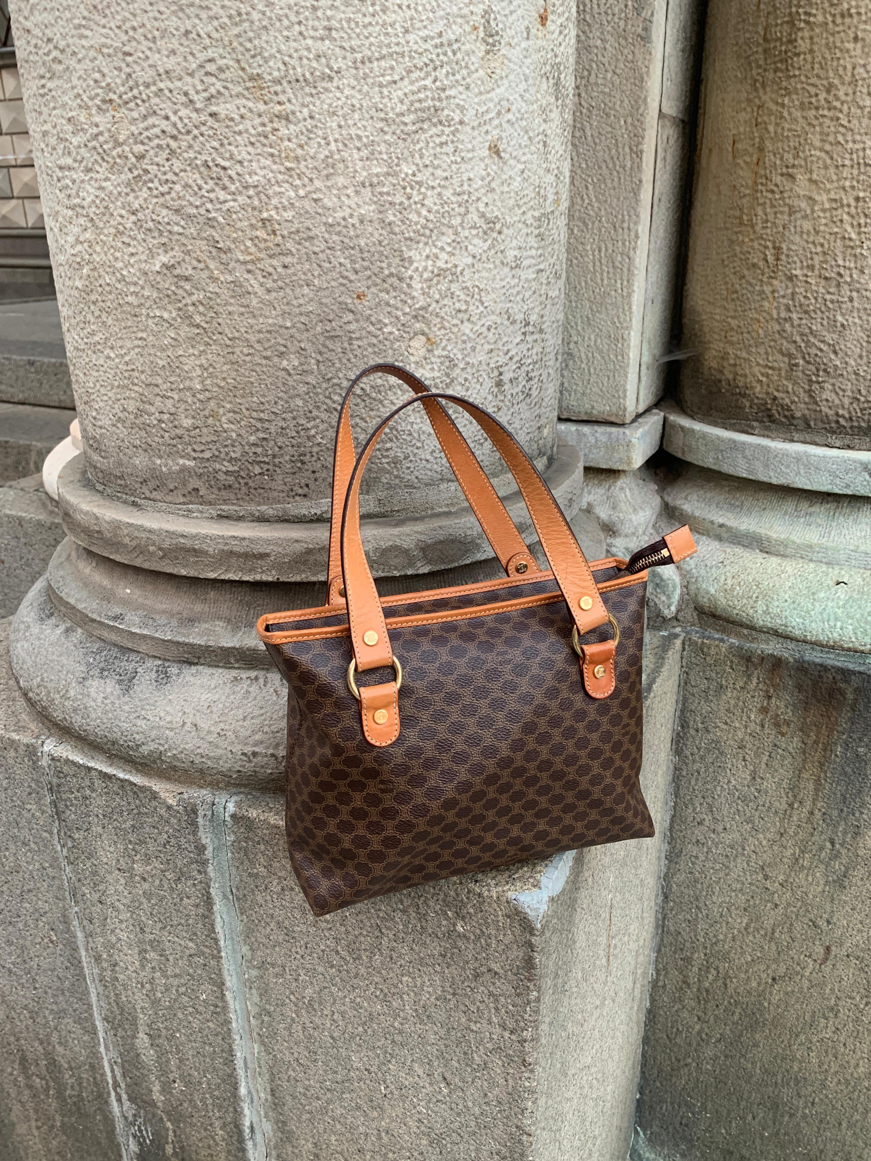 Céline Celine Brown Macadam Shoulder Bag Dark brown
Country of manufacture: Italy
Serial Number: CE00/24
Year of production: 2004
One of the most beautiful bags of the Céline brand. It feels retro. The advantage is that it is very simple and
