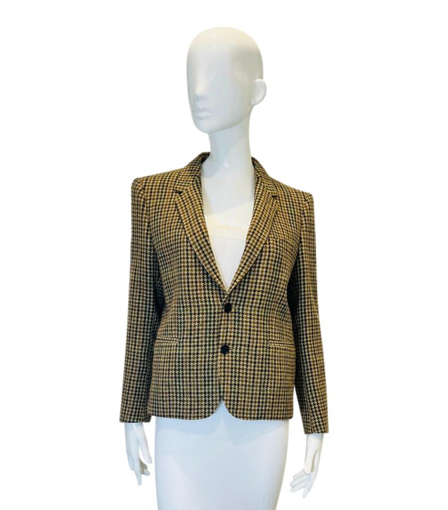 Giacca in lana a quadri Celine

Blazer marrone in lana con motivo a quadri.

Caratterizzato da chiusura centrale con bottoni e polsini abbottonati.

Con risvolti dentellati e due tasche a filetto.

Taglia - 42IT

Condizioni - Molto