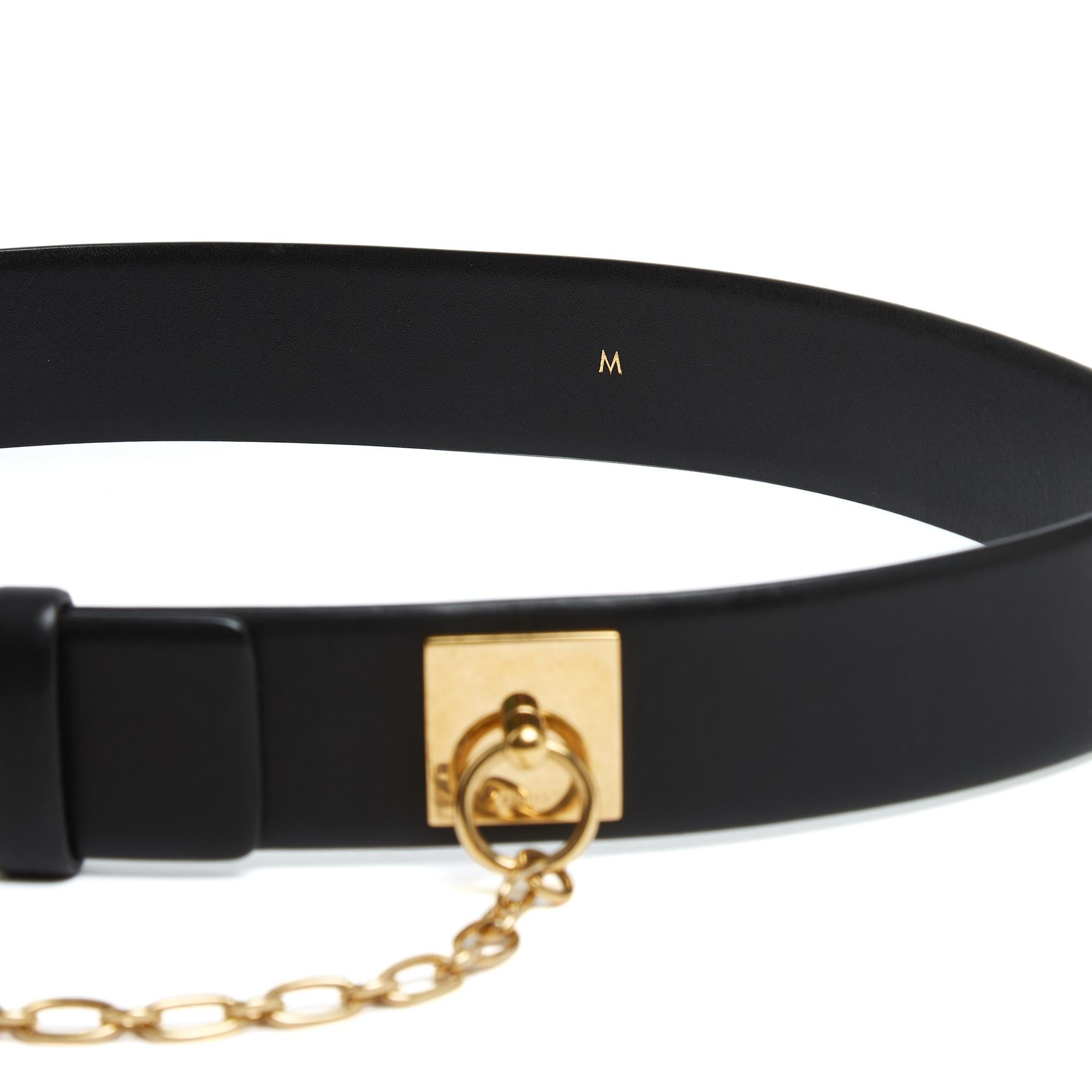Ceinture d'époque Céline Phoebe Philo en cuir noir et métal doré, réédition d'un modèle des années 1990, fermée sur 3 trous de 89 à 93 cm. Largeur de la ceinture 4 cm, longueur totale 104 cm. La ceinture est en excellent état, magnifique sur un