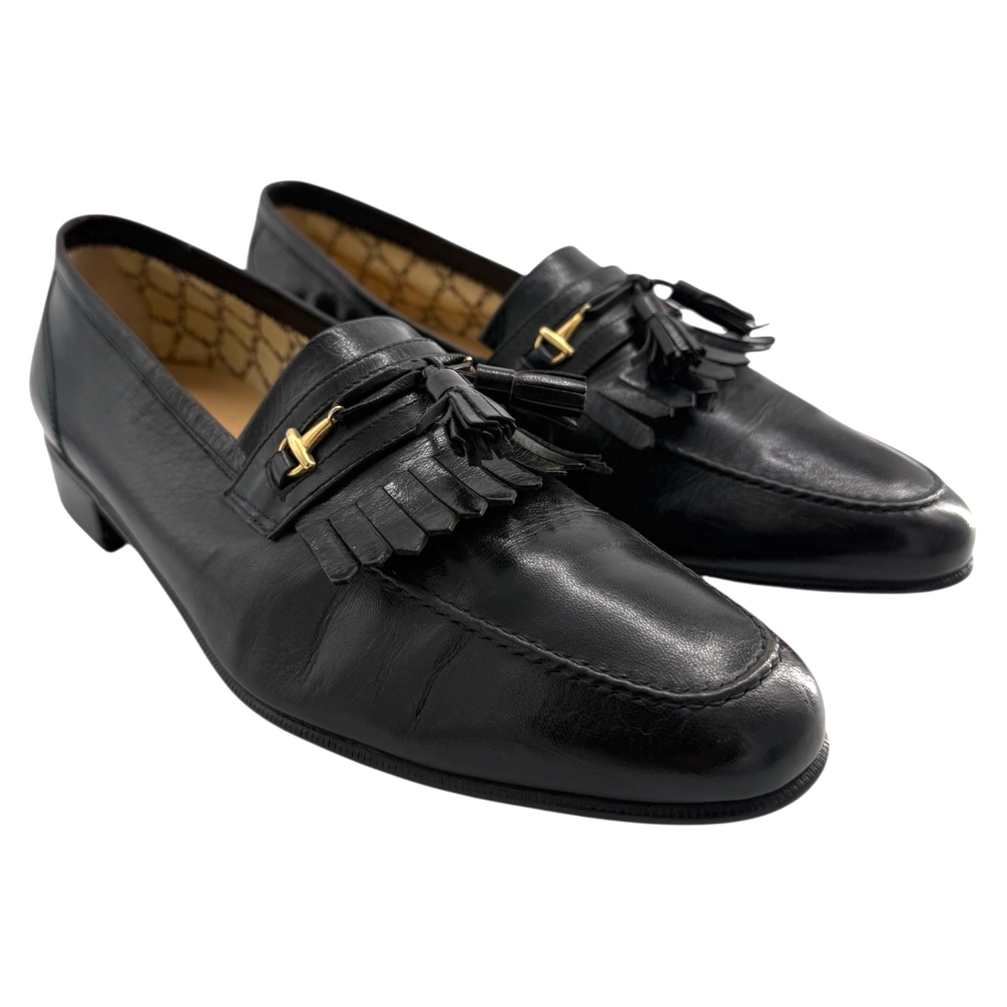 Klassische Celine-Slipper aus schwarzem, glänzendem Leder. Ungefähr 1980er Jahre. Goldfarbene Beschläge für Pferdegebisse. Details aus Leder mit Quasten. Innenfutter mit Gitterlogodruck. Luxuriöse Kleidungsstücke sind immer eine Investition wert.