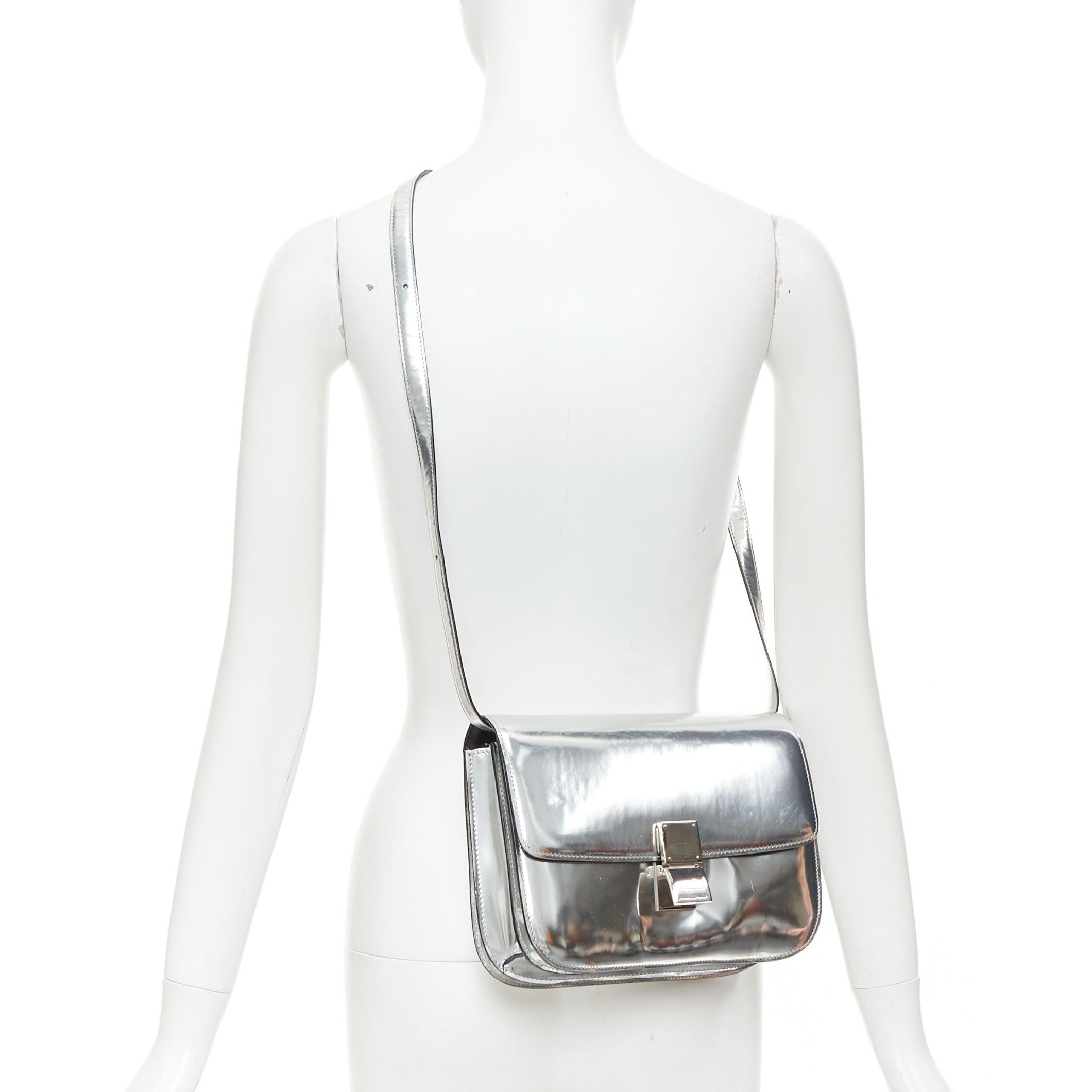 Celine Classic Box sac messager en cuir argenté à fermoir poussoir pour le corps. en vente 6